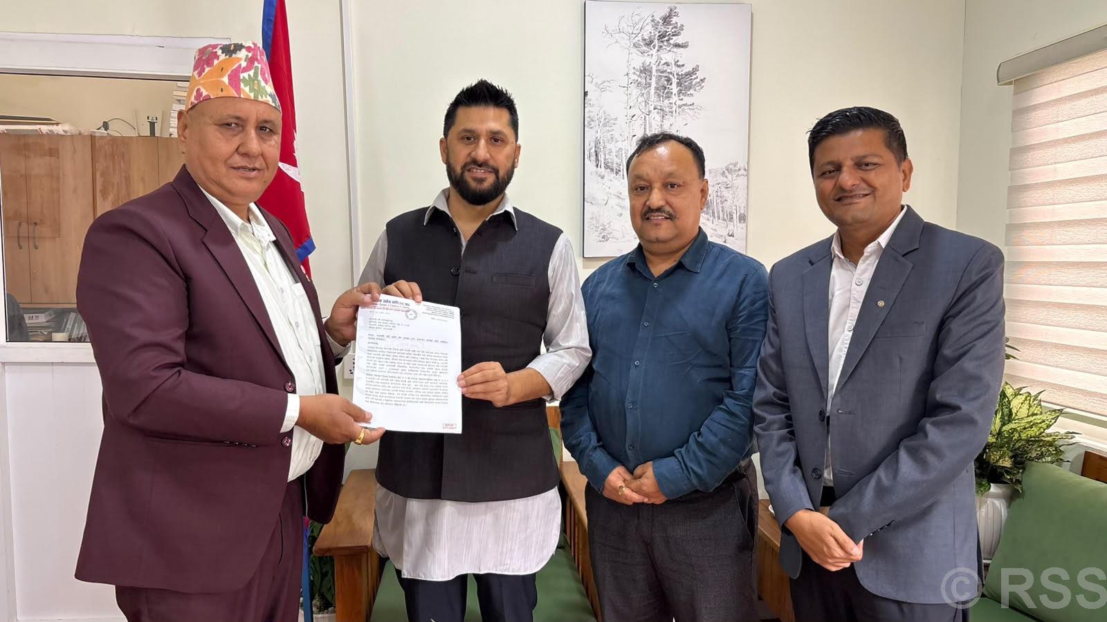 नारायणगढ बजार जोगाउन उद्योगी व्यवसायीको माग, रवि लामिछानेसँग गरे छलफल