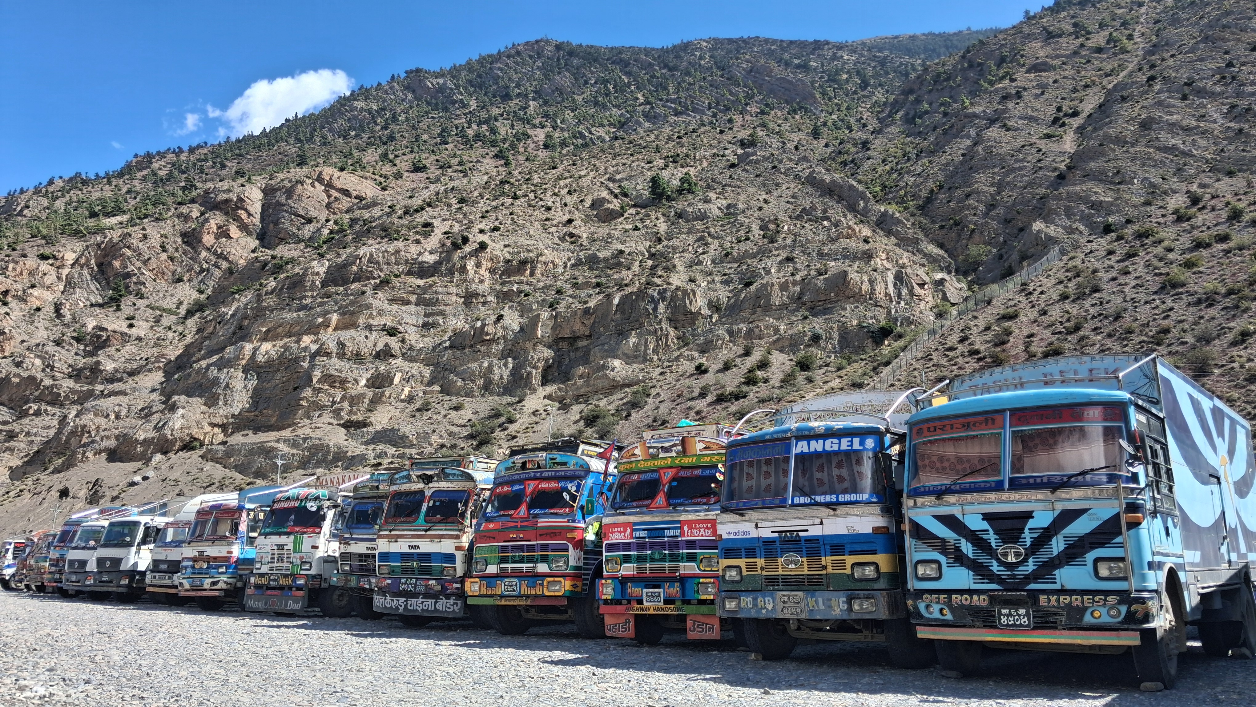 सडक अवरुद्ध हुँदा लेतेदेखि कोरलासम्म रोकिए ५०० बढी कन्टेनर