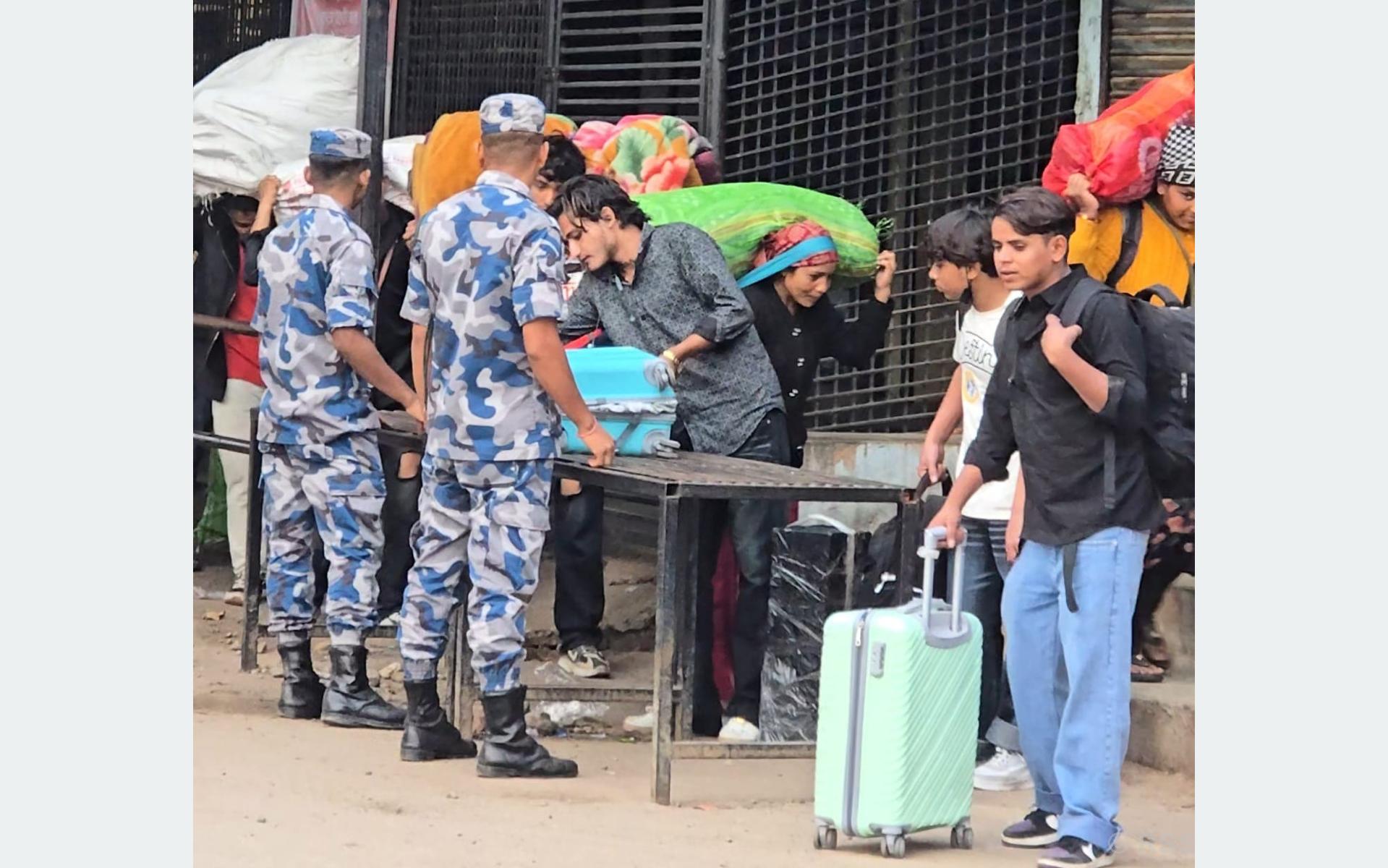 भारतबाट दसैँ मनाउन घर फर्किंदै नेपाली