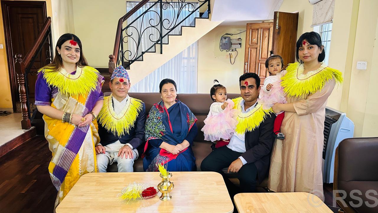 पूर्वराष्ट्रपति भण्डारीद्वारा छोरी-ज्वाईँ र सर्वसाधारणलाई टीका प्रदान