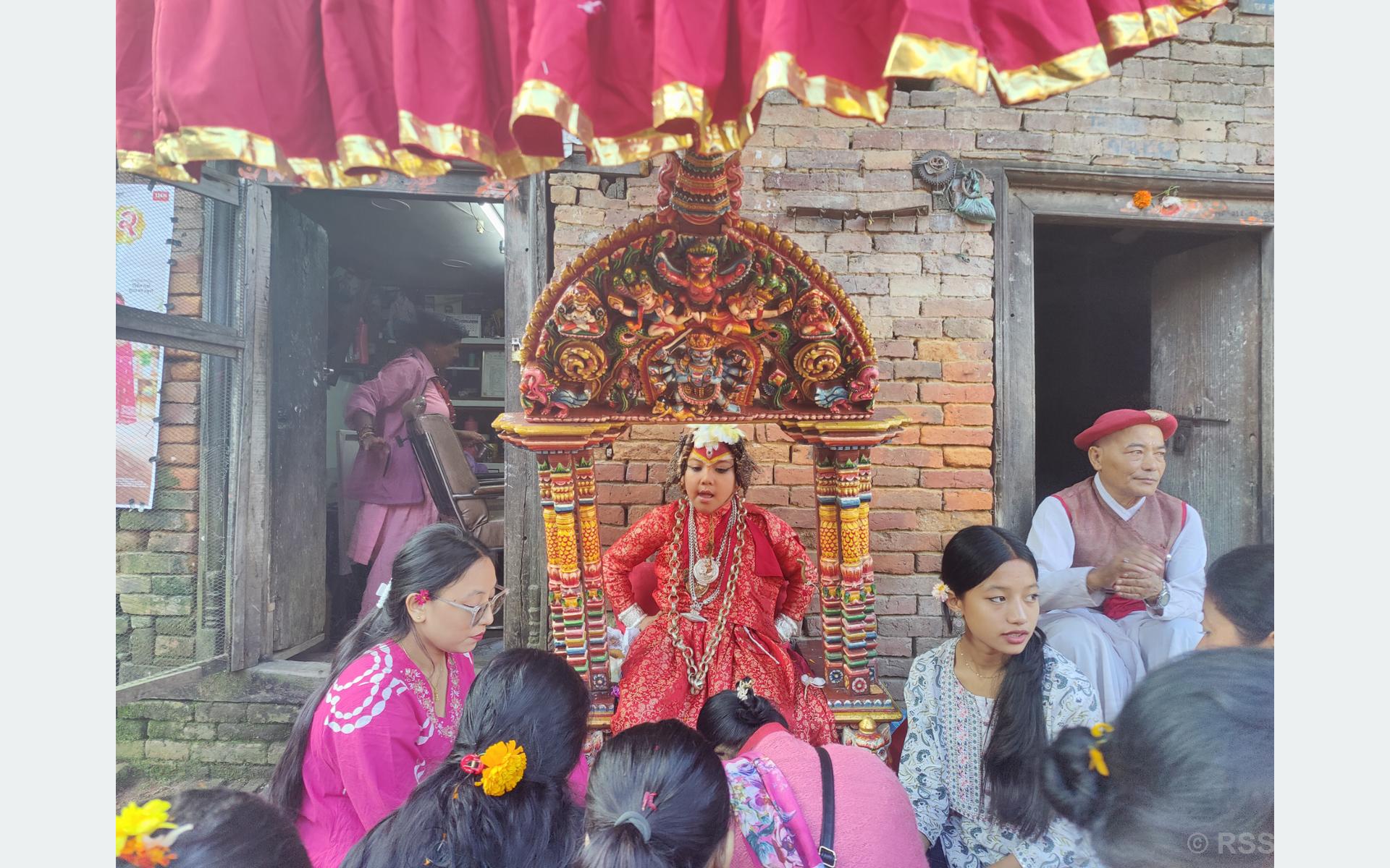 तलेजुमा सर्वसाधारणद्वारा कुमारीको हातबाट टीका ग्रहण, तलेजुलाई देवगृह भित्र्याइयो
