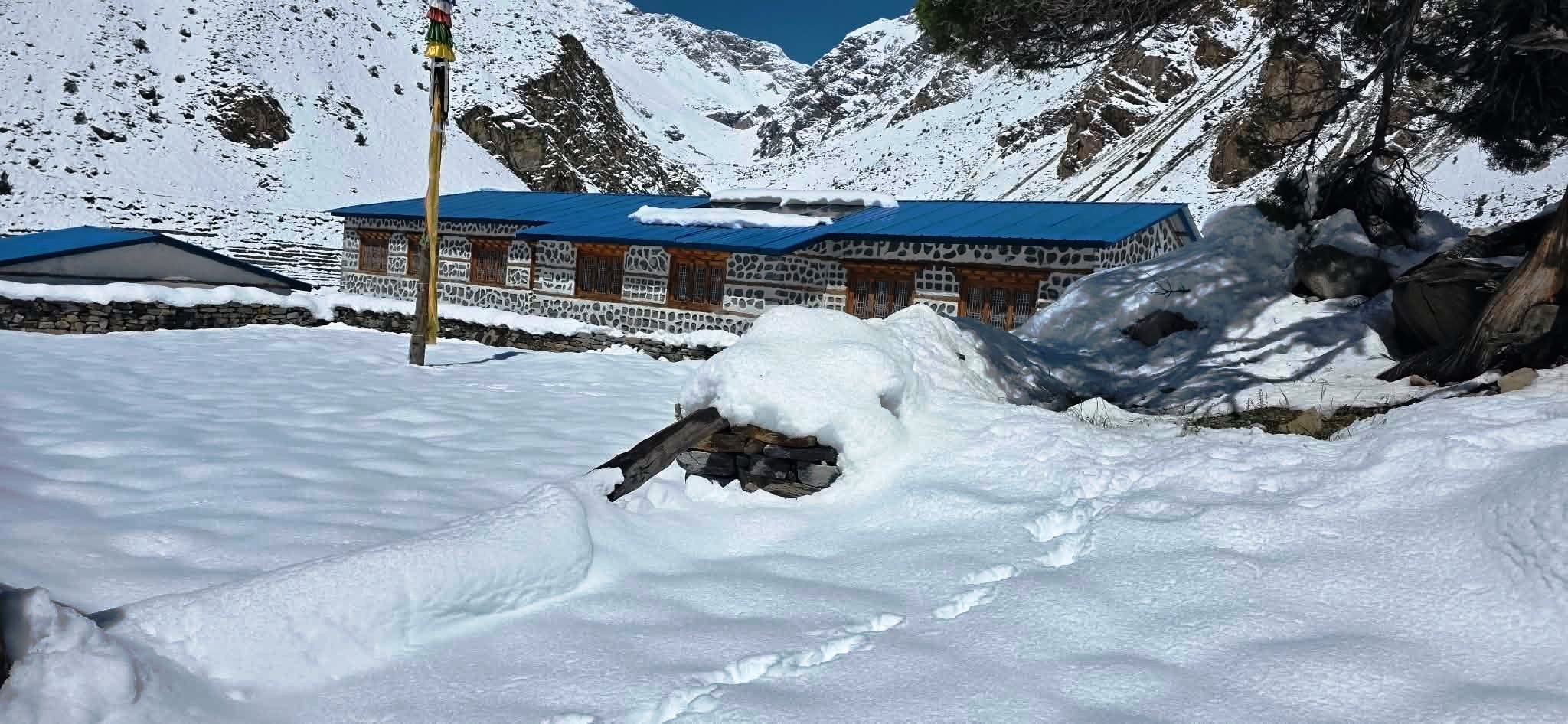 प्राकृतिक नाकाबन्दीमा सिमकोट-हिल्सा सडक: दुई दिनभित्र खुलाउने गरी हिउँ पन्छाउने काम तीव्र