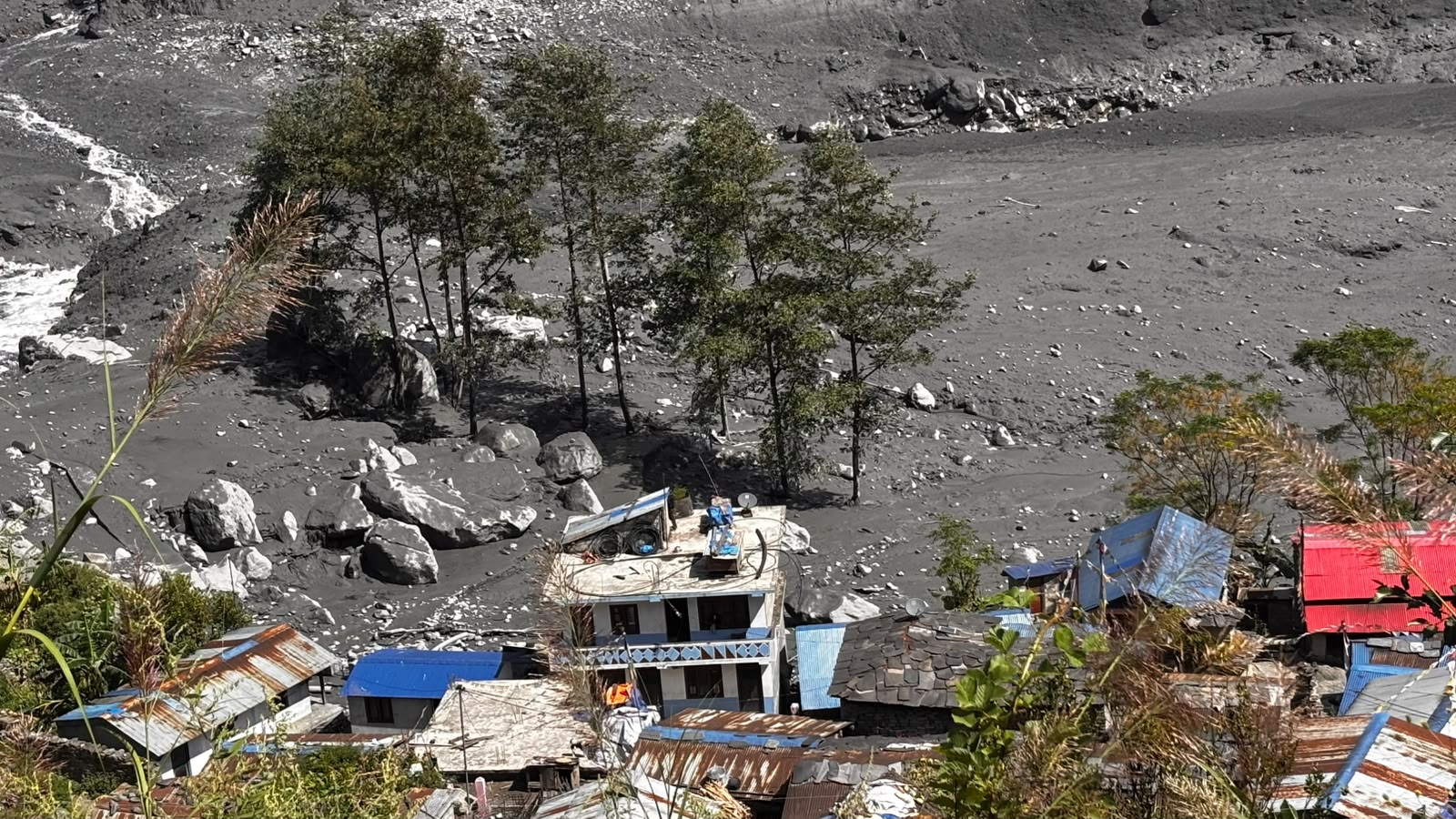 सयभन्दा बढी घर र पुल बगे, १० जना सम्पर्कविहीन, दशैंको मुखमा उत्तरी गोरखाको सम्पर्क विच्छेद
