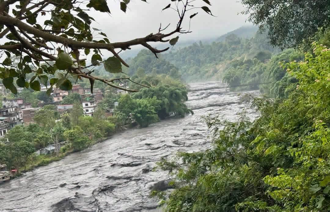 बूढीगण्डकीमा बाढीको जोखिम बढेपछि आरुघाट बजार खाली गराइयो