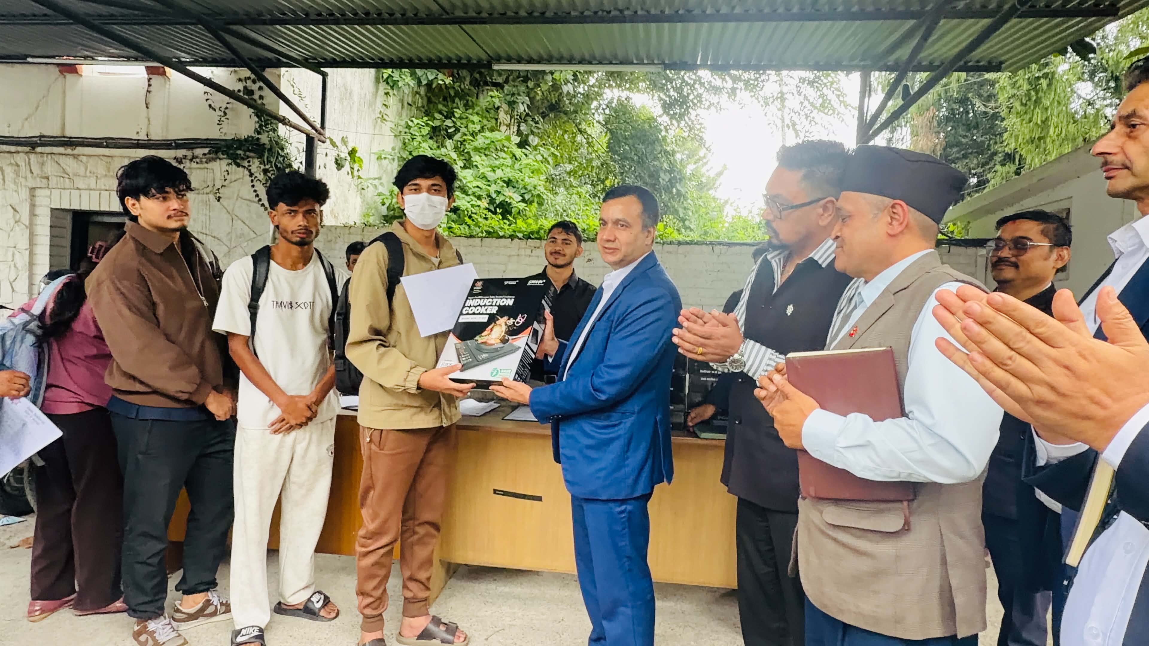 ग्यास अभावको मारमा परेका विद्यार्थीलाई वैकल्पिक ऊर्जा केन्द्रको राहत