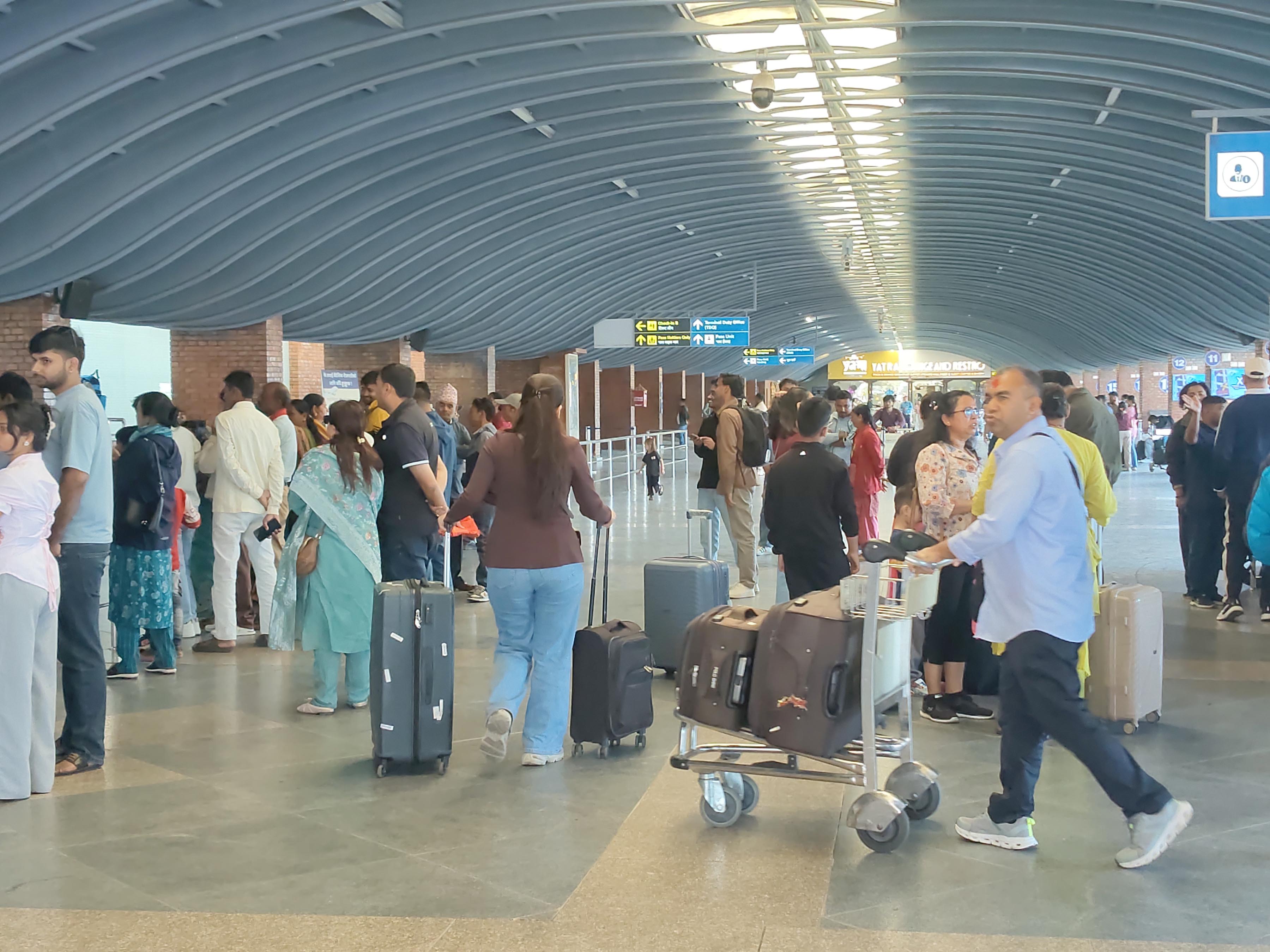 दशैंको उल्लासमै विदेसिने युवाको लर्को: खुसी छाडेर रोजगारी र भविष्यको खोजीमा त्रिभुवन विमानस्थलमा भीड