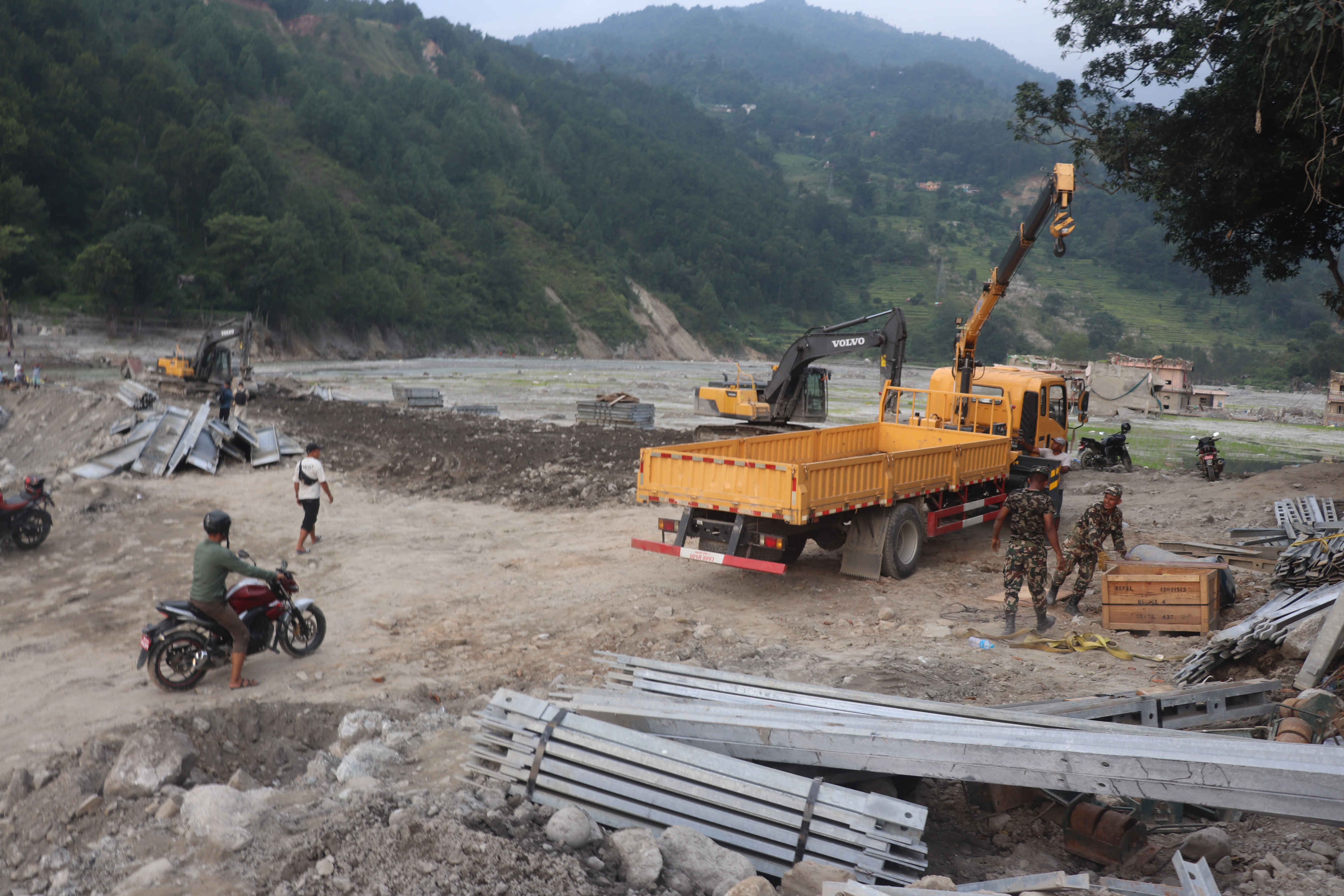 वेत्रावतीमा बेलिब्रिज जडान सुरु, दशैंअघि सञ्चालनमा आउने