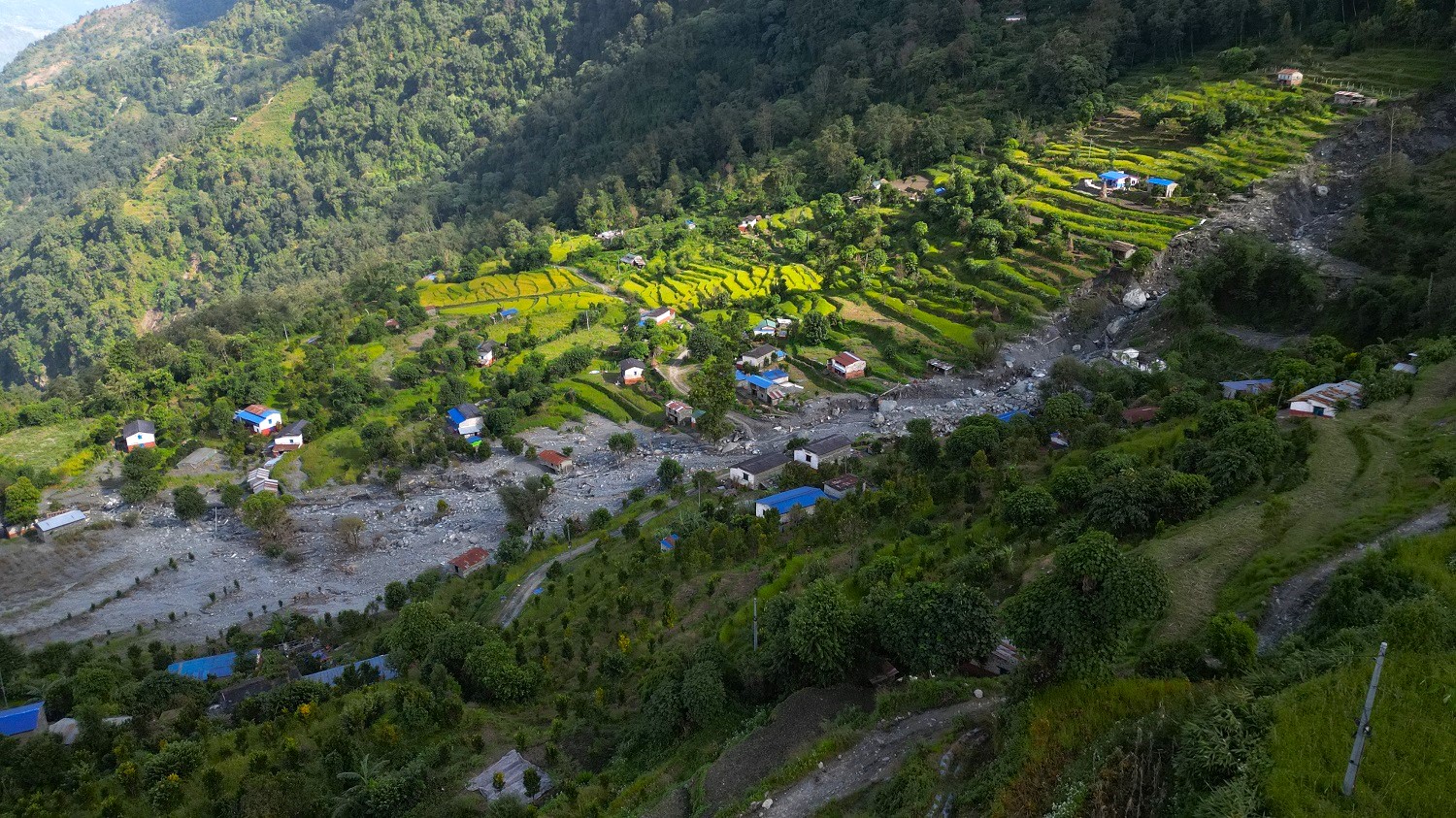 चिनाखेतवासीको विजोग: पहिरोले खोस्यो घर र श्रीमान्, दशैंतिहारको रौनक स्तब्ध