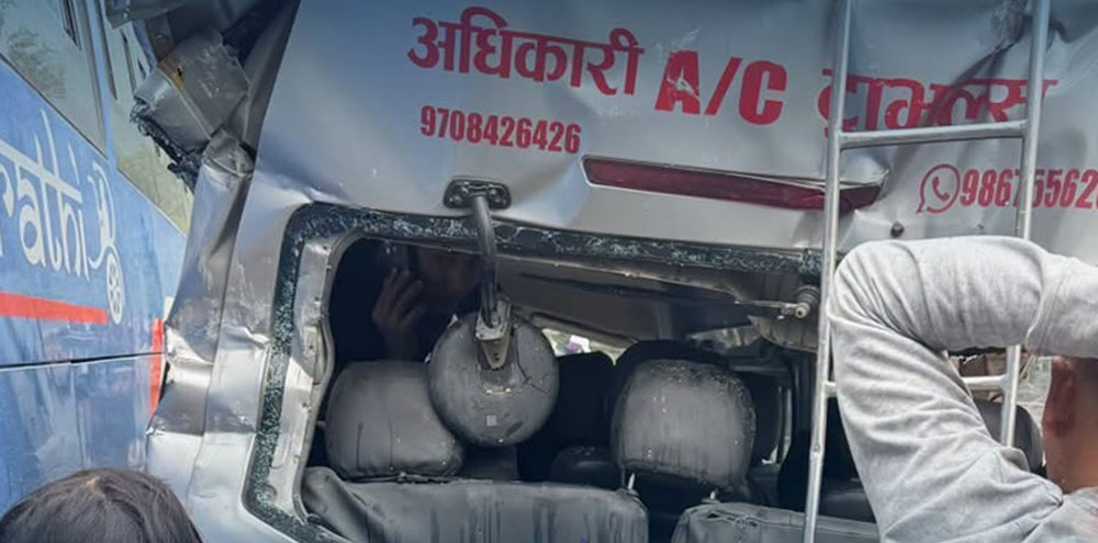 चितवनमा बस, माइक्रो र ट्रक ठोक्किँदा १० जना घाइते