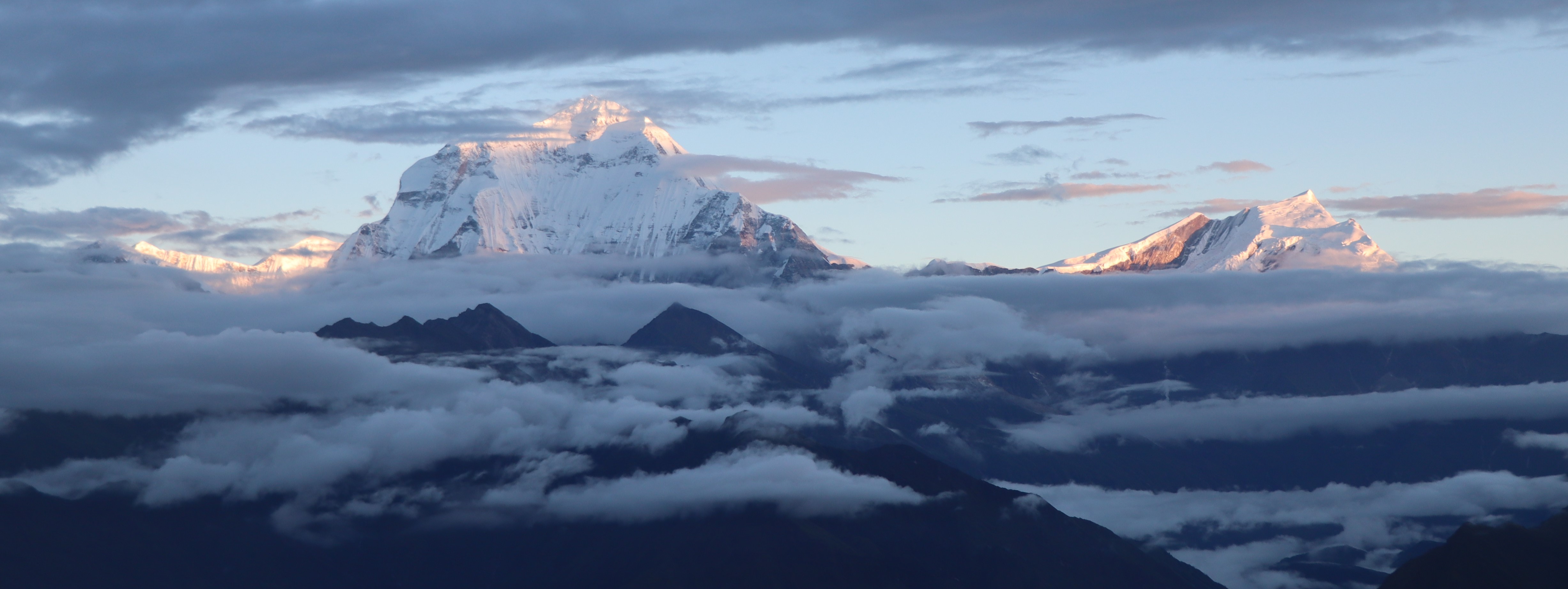 मौसम सुधारिएपछि धौलागिरि हिमालको आरोहण पुनः सुरु: ३६ पर्वतारोही आधार शिविर पुगे