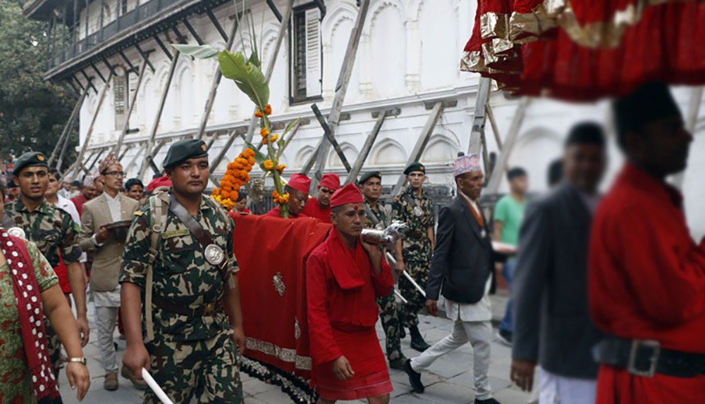 गोरखा दरबारको दसैँघरबाट फूलपातीको डोली हनुमानढोका पठाइयो