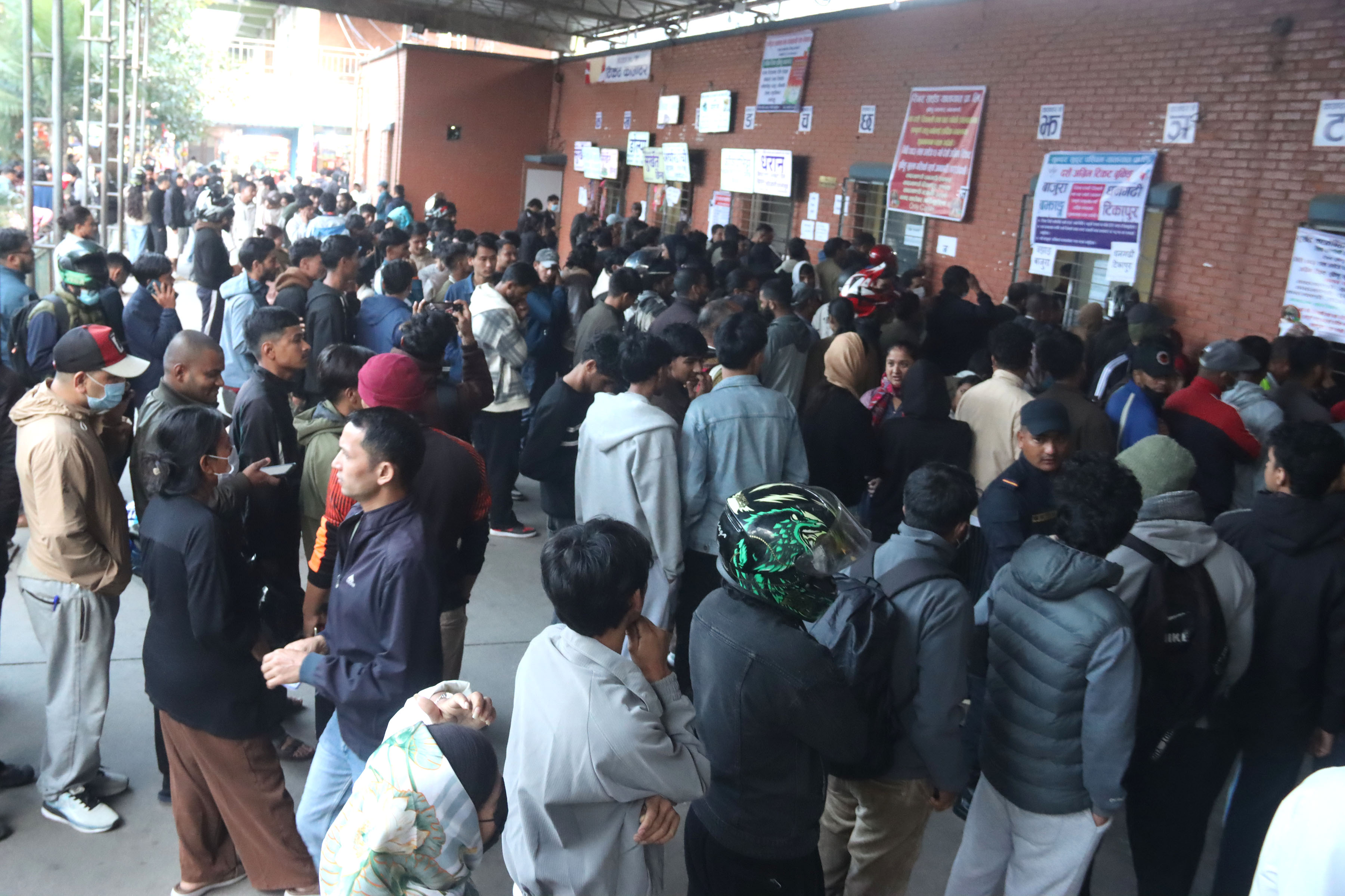 नयाँ बसपार्कमा अग्रिम टिकट लिने यात्रुको घुइँचो (तस्बिर)