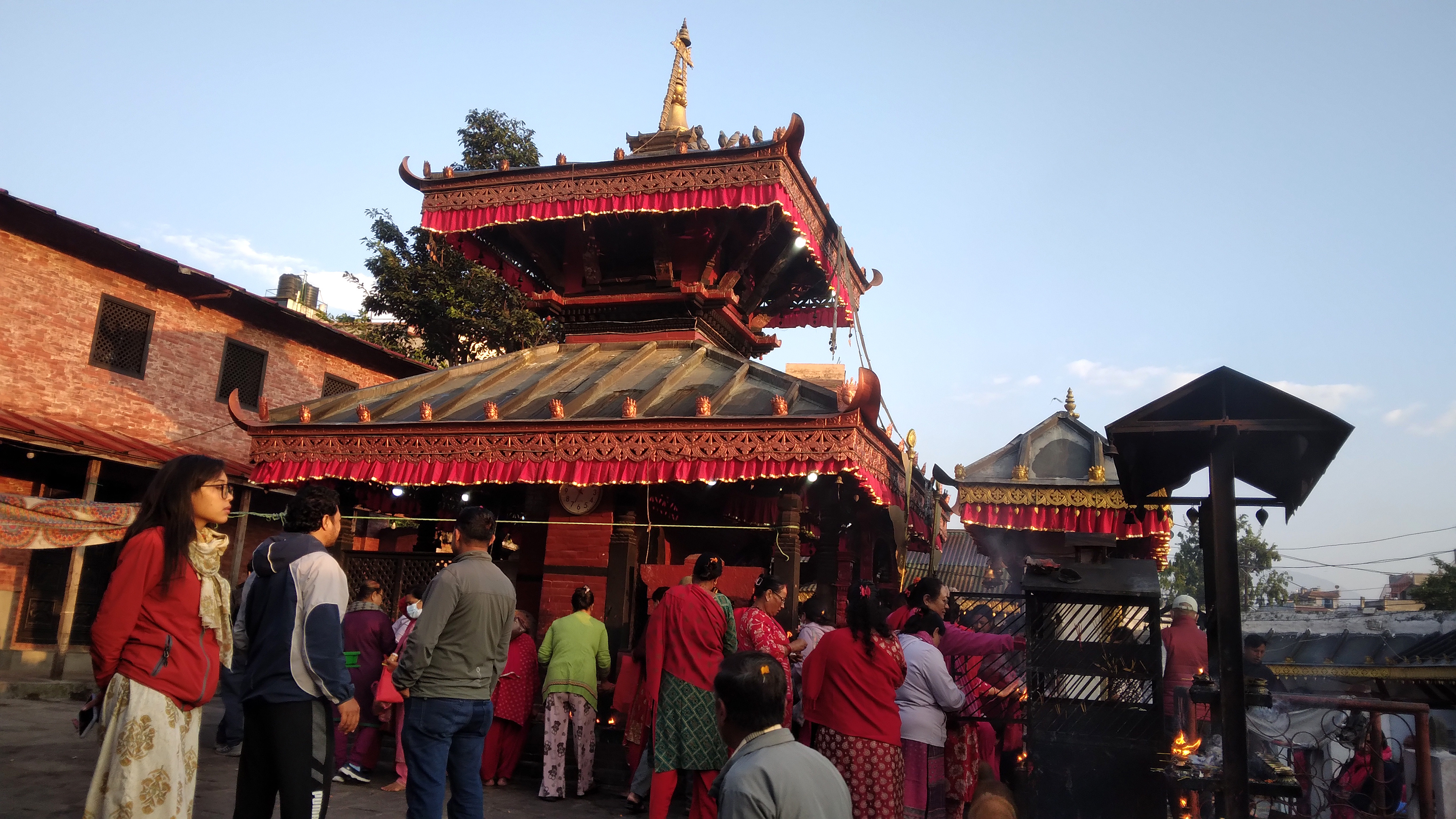 नवरात्रको दोस्रो दिनः शक्तिपीठ एवं देवी मन्दिरमा बिहानैदेखि भक्तजनको लर्को