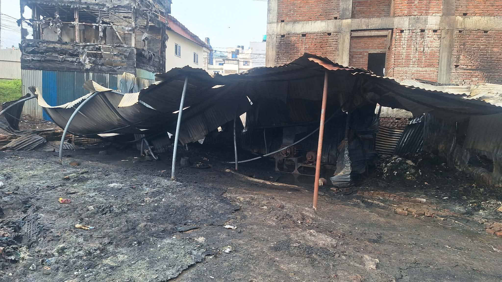 भक्तपुरको प्लास्टिक दाना कारखानामा भीषण आगलागी, ४० लाखभन्दा बढीको क्षति
