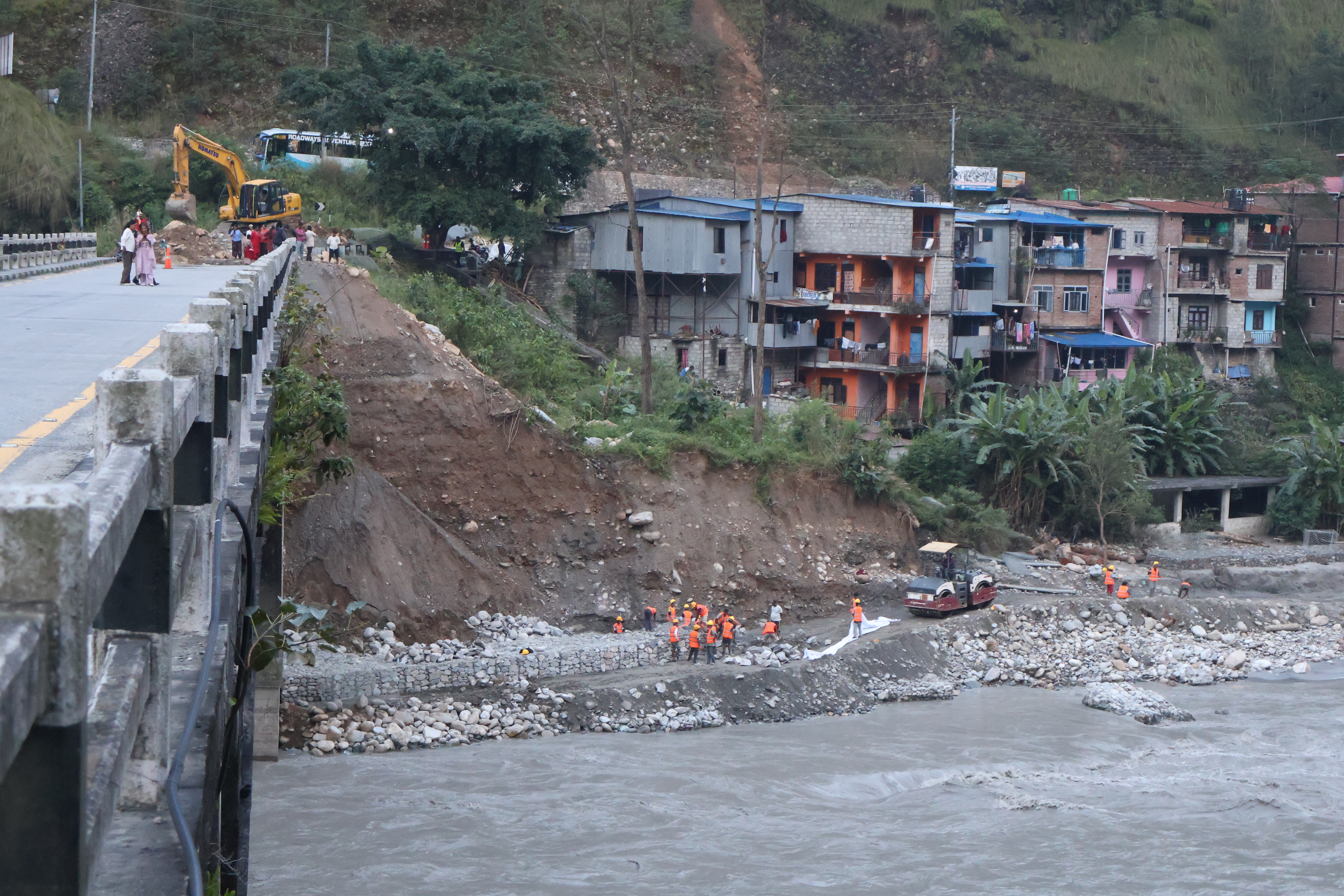 बाढीले पुलको पहुँचमार्ग बगाएपछि यातायात ठप्प, बागलुङमा पर्यटन र व्यापार सुस्तायो