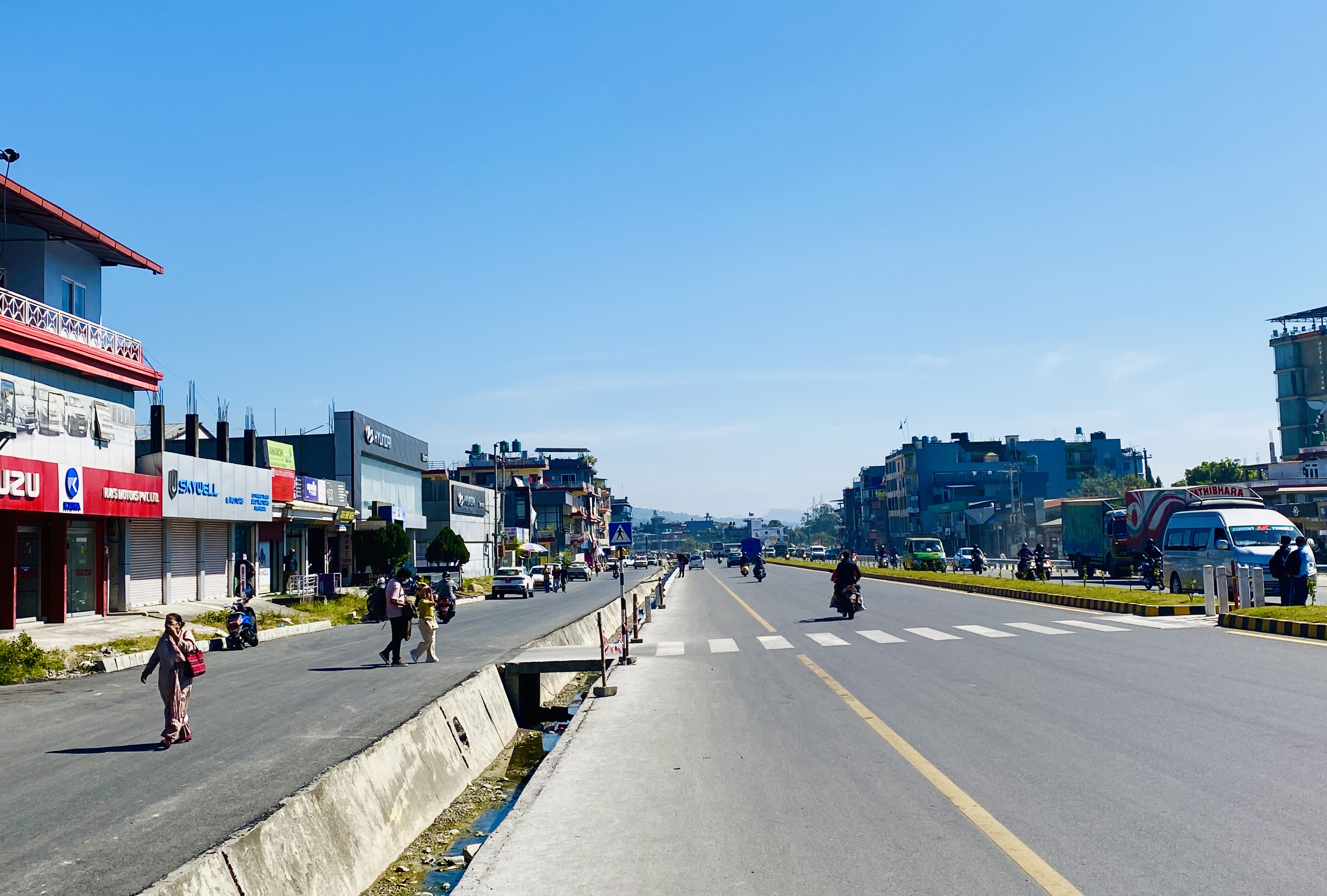 पोखरामा जीर्ण पोल र गुजुल्टिएका तार हटाएपछि फर्कियो सौन्दर्य