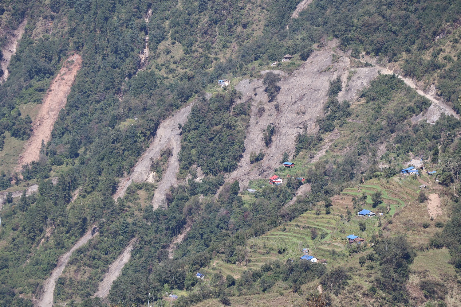 पहिरो प्रभावित भन्छन्: ‘आश्रयस्थलभन्दा आफन्तको खाली घरमा बस्न सहज भयो’