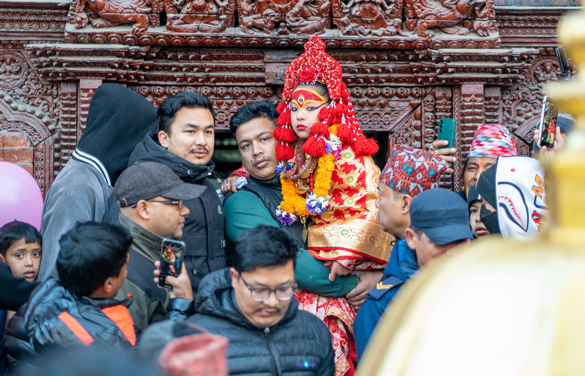 गृहमन्त्री गुरुङबाट जीवित देवी कुमारीको दर्शन