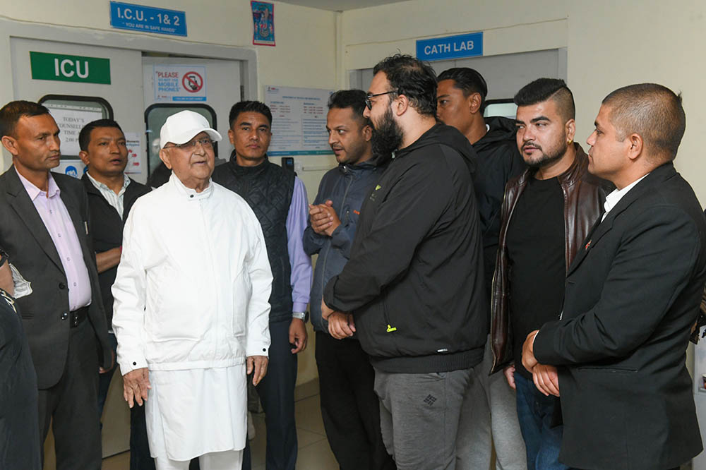 झलनाथको स्वास्थ्य अवस्था बुझ्न अस्पताल पुगे ओली