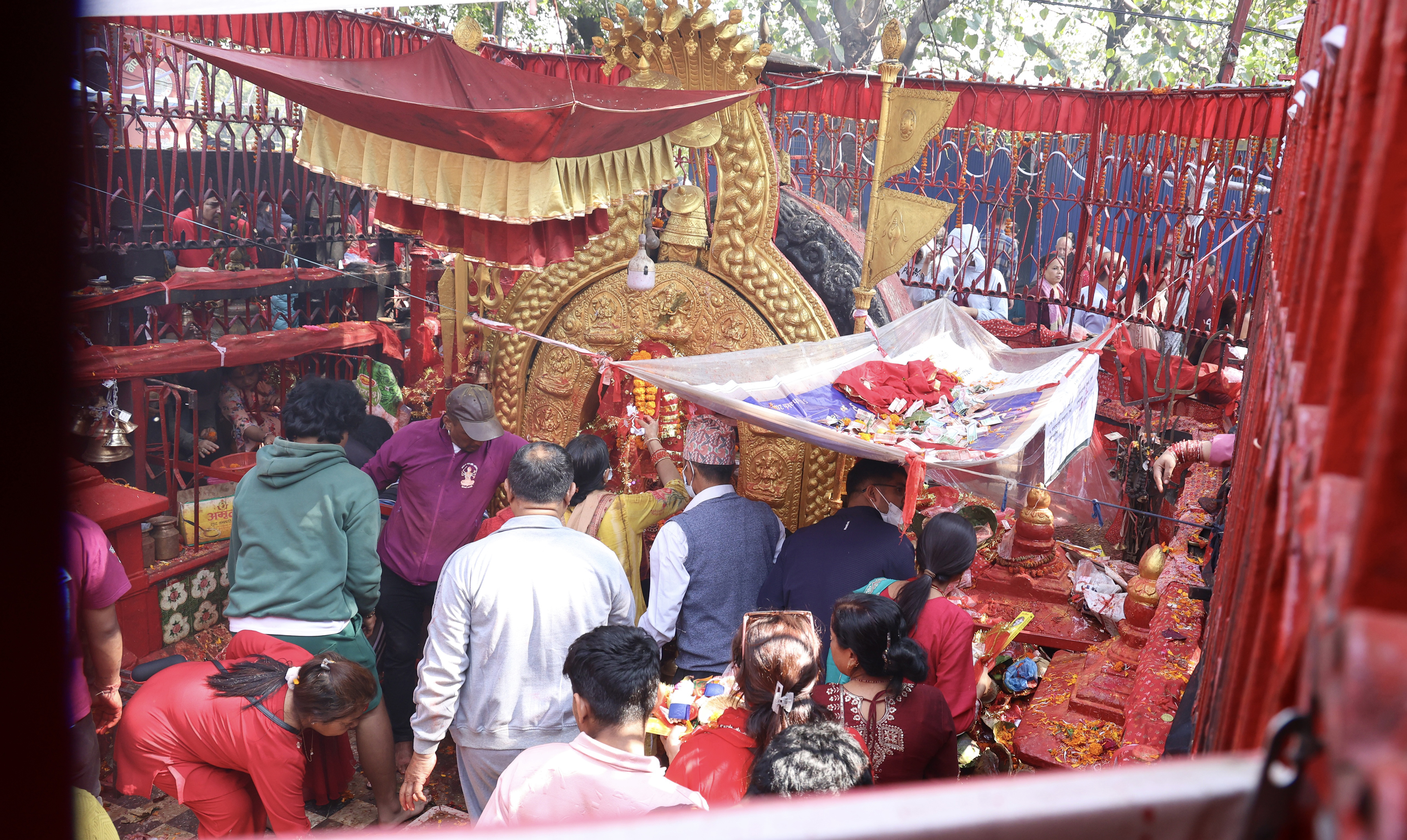 नवरात्रको आठौं दिन: उपत्यकासहित देशका विभिन्न शक्तिपीठ तथा देवी मन्दिरमा भक्तजनको भारी घुइँचो