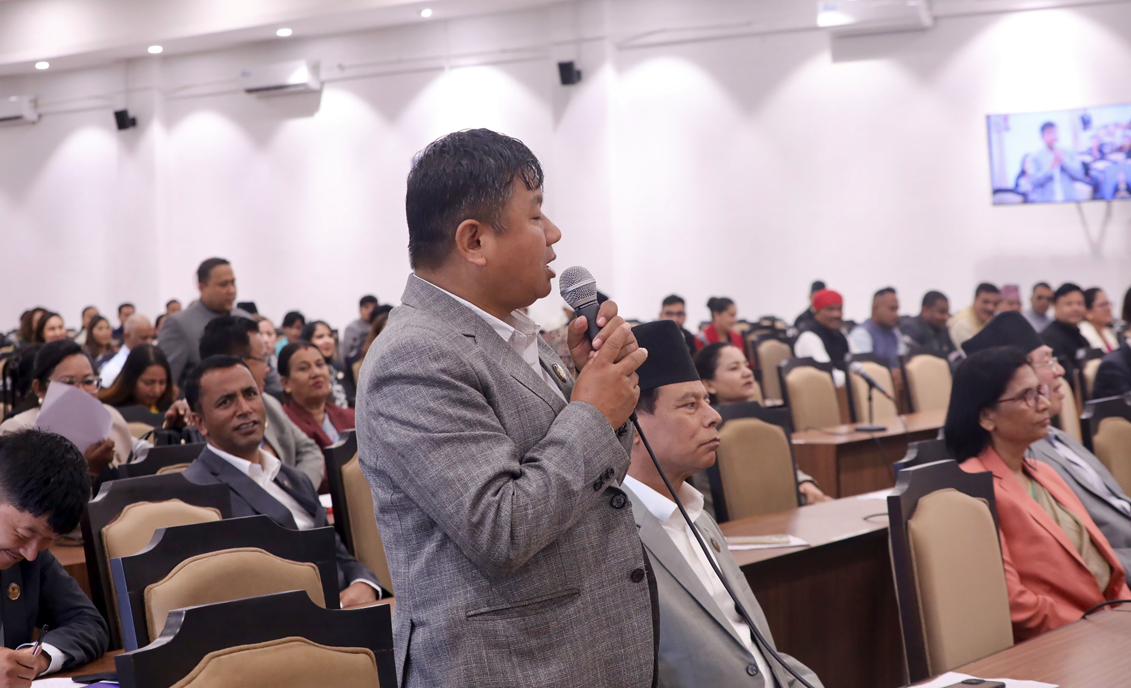 सत्तापक्षलाई सांसद राईको सुझाव: आफ्नै सरकार नढाल्नुस्, विगतका घटनाबाट पाठ सिक्नुस्