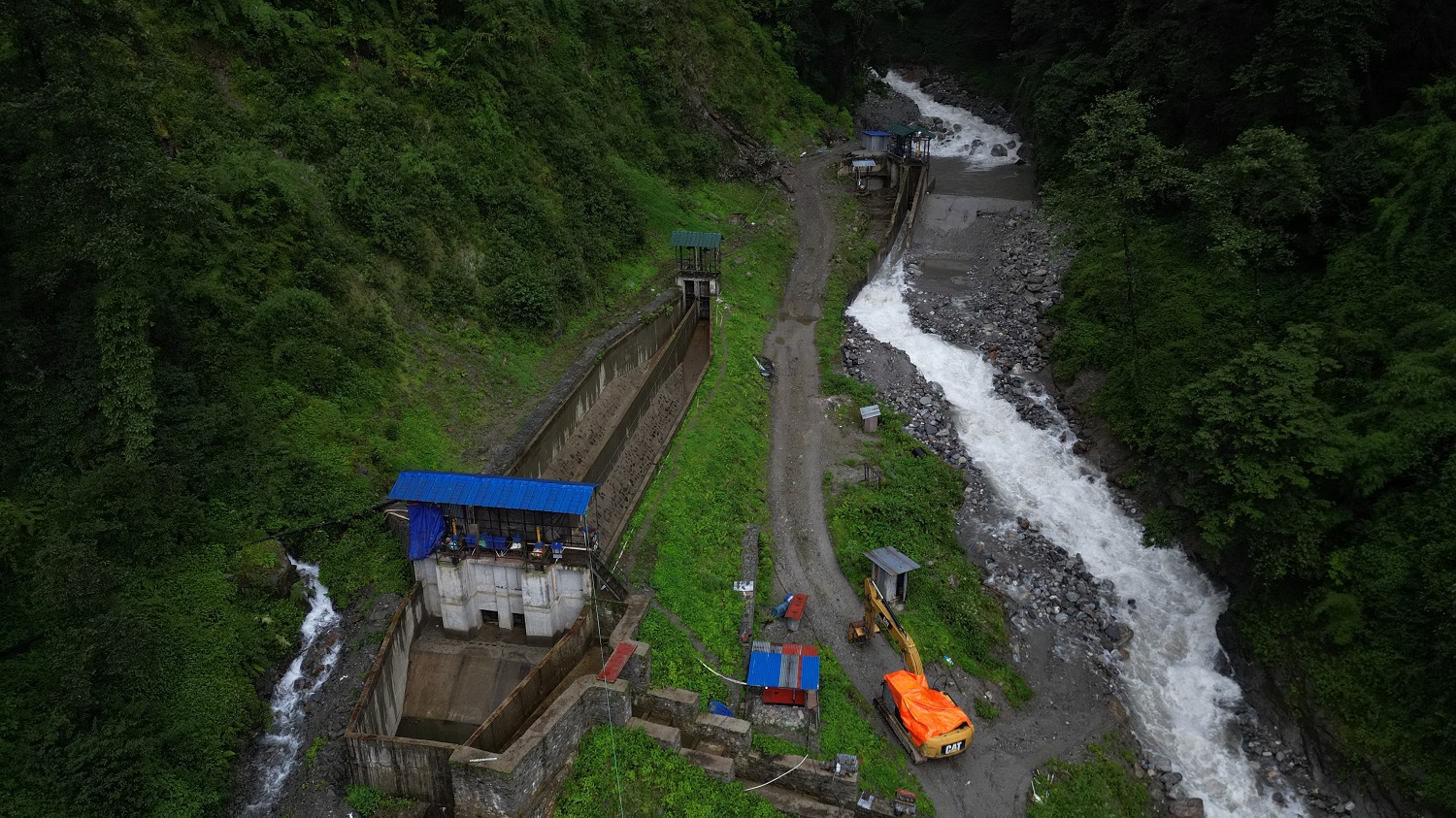 म्याग्दीको रेलेखोला जलविद्युत् आयोजनामा बाढीको वितण्डा: बाँध र पहुँचमार्गमा क्षति पुगेपछि उत्पादन ठप्प