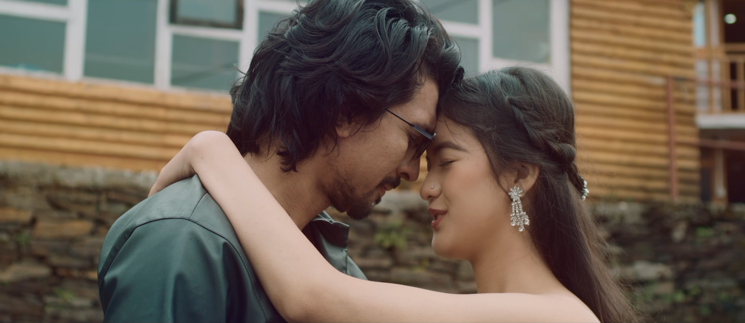 ‘१२ गाउँ २’को प्रेमिल गीत ‘लालीगुराँस’ सार्वजनिक : समीर र कृशुको आकर्षक नृत्य