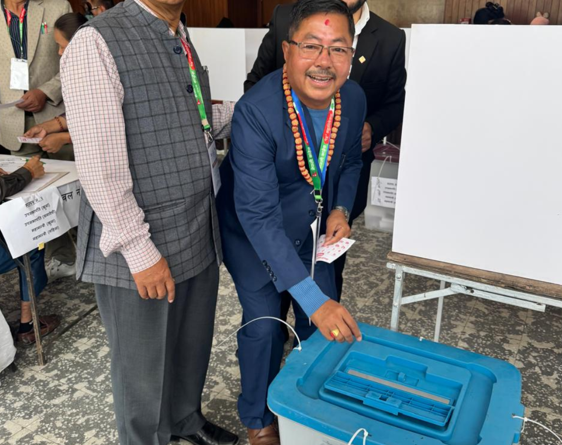 सभापतिका उम्मेदवार श्यामकृष्ण खड्गीले गरे मतदान