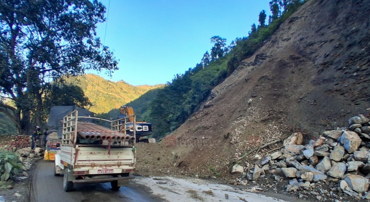 पृथ्वी राजमार्गको सीमलधारामा पहिरो खस्दा यातायात एकतर्फी अवरुद्ध, पन्छ्याउने कार्य जारी