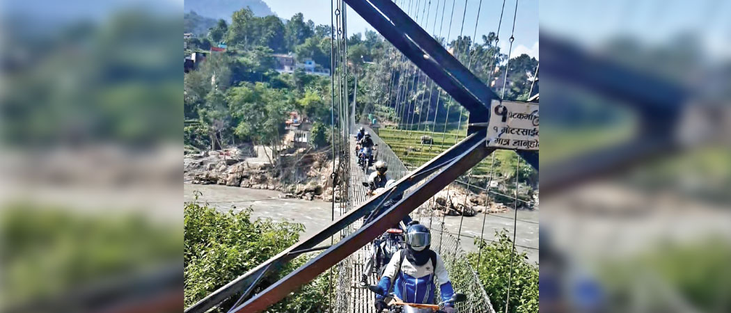 फुर्केखोलाको पुल बगाएपछि मलेखुको झोलुङ्गे पुलमा बढेको मोटरसाइकलको चापले सास्ती