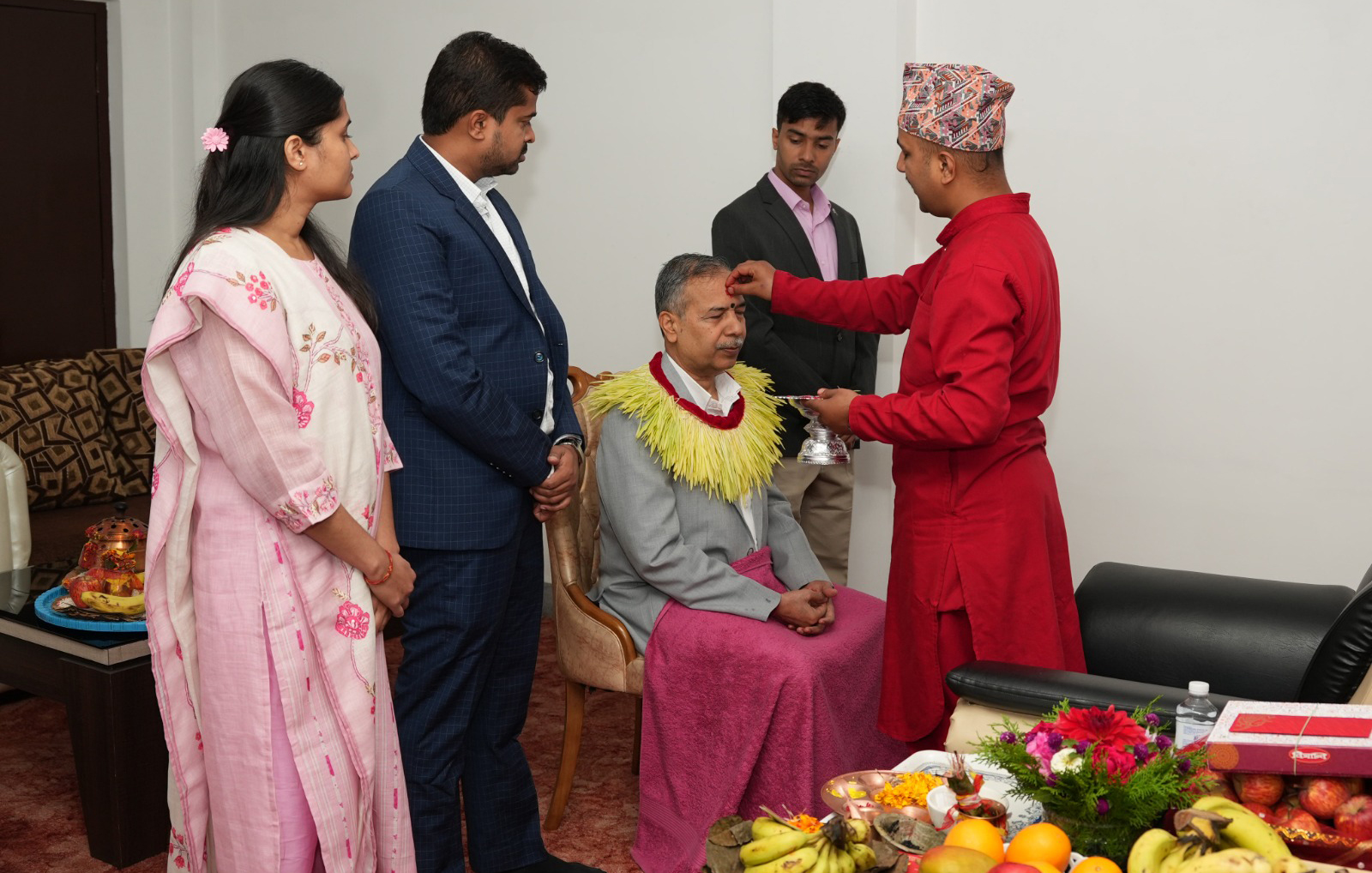 उपराष्ट्रपति रामसहायप्रसाद यादवद्वारा शुभसाइतमा दसैँको टीका, जमरा र प्रसाद ग्रहण