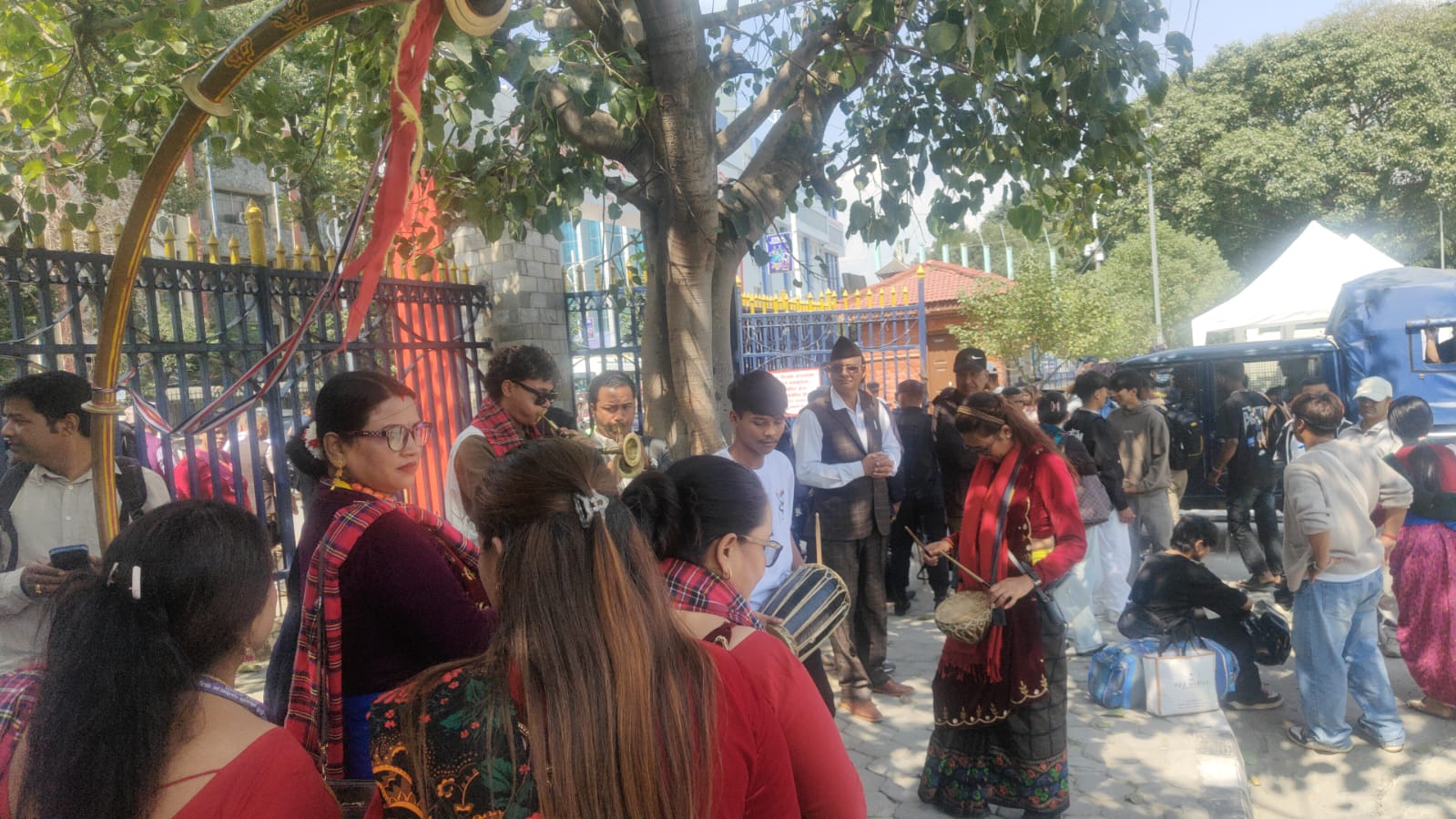 पञ्चेबाजा र झाँकीसहित कांग्रेस महाधिवेशनस्थल खुलामञ्च प्रवेश गर्दै प्रतिनिधि र समर्थक