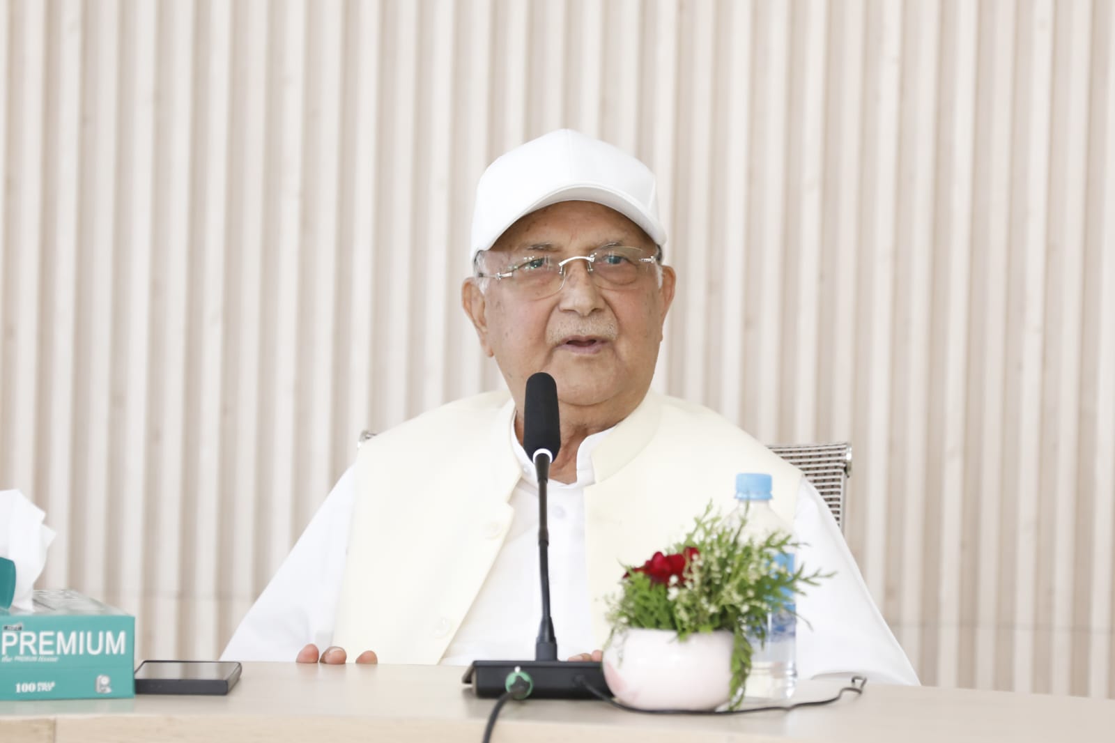लोकतन्त्र र संविधान रक्षाका लागि सडक र सदनबाट संघर्ष गर्न एमाले सांसदहरूलाई ओलीको निर्देशन