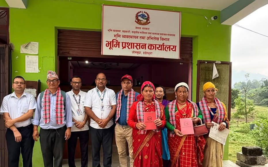 ३८ वर्षपछि डधेल्धुरा परशुरामका ५ अव्यवस्थित परिवारले पाए लालपुर्जा