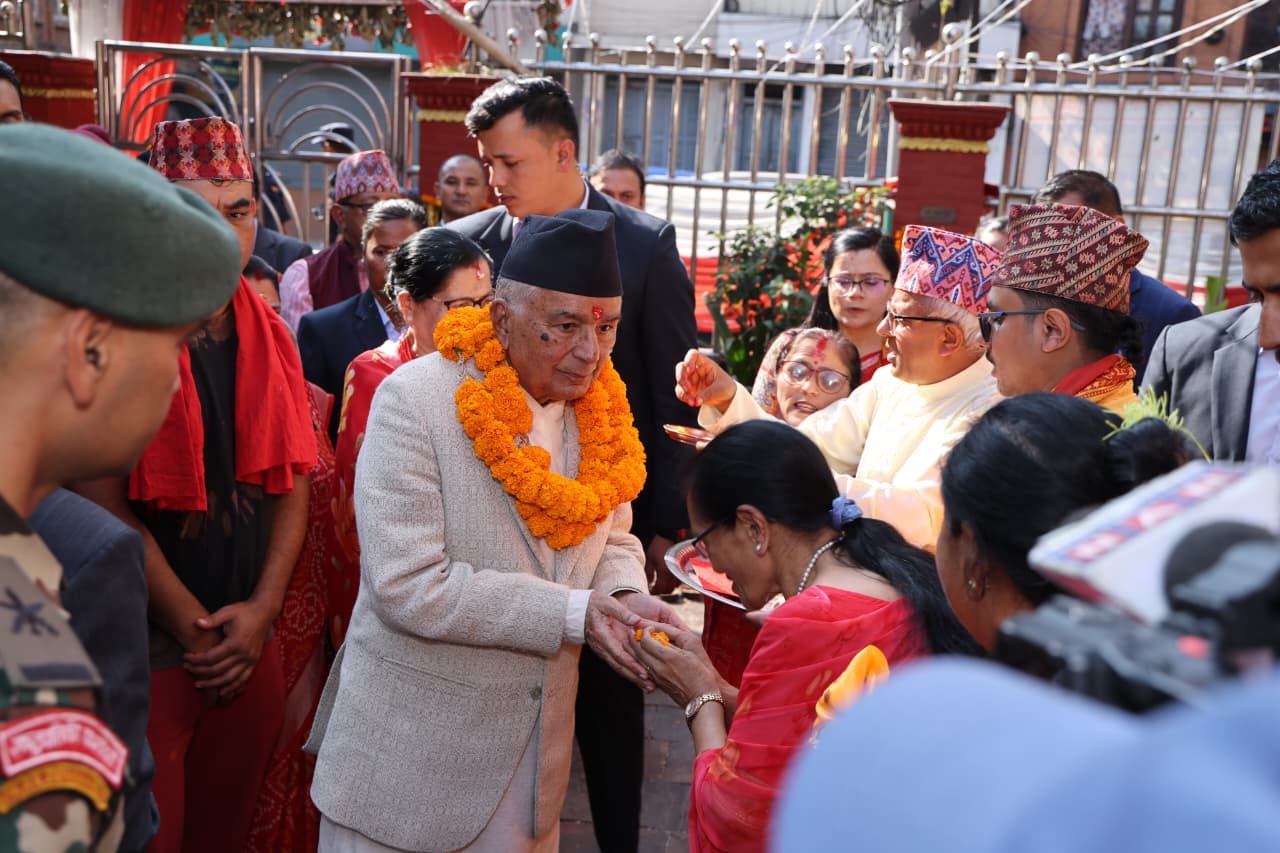 राष्ट्रपति पौडेलद्वारा सैनिक मञ्च टुँडिखेलमा फूलपाती बढाइँ अवलोकन