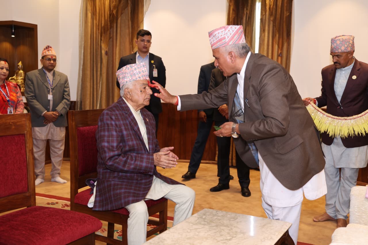 राष्ट्रपति रामचन्द्र पौडेलद्वारा शुभसाइतमा दशैंको टीका, जमरा र प्रसाद ग्रहण (तस्बिर)