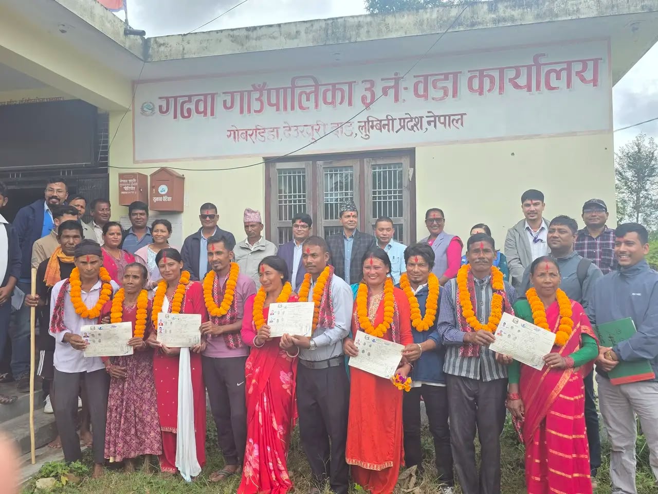 दाङका ८ भूमिहिन परिवारले पाए लालपुर्जा