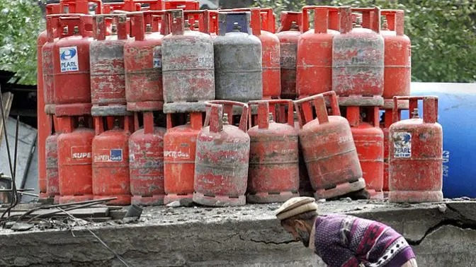 पाकिस्तानमा खाना पकाउने ग्यासको मूल्यमा भारी वृद्धि, सिलिन्डरको मूल्य सात हजार रुपैयाँ नाघ्यो