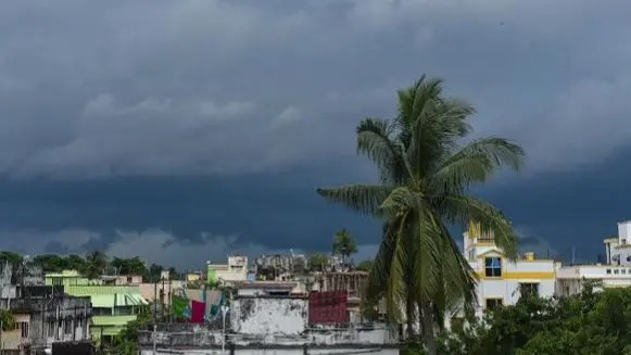 ‘अर्नब’ आँधी भयानक चक्रवातमा परिणत, विशाखापट्टनमतर्फ तीव्र गतिमा बढ्दै