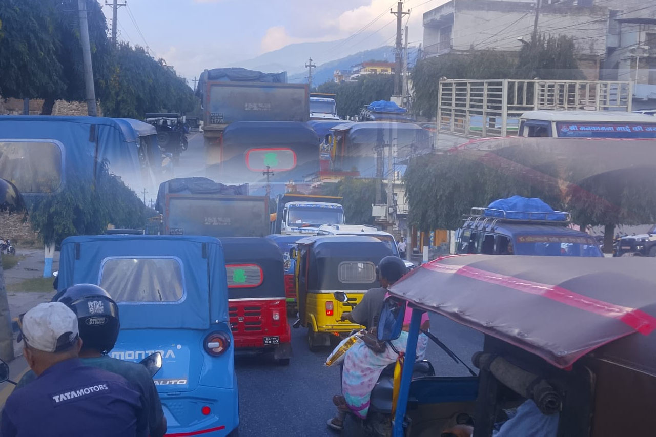 हेटौँडामा ट्राफिक अस्तव्यस्तता : व्यवस्थापनको जिम्मेवारी कसको ?