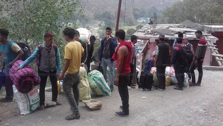 भारतबाट फर्किने नेपालीको गड्डाचौकीमा भीड, ६ प्रकारका सङ्क्रामक रोगको परीक्षण