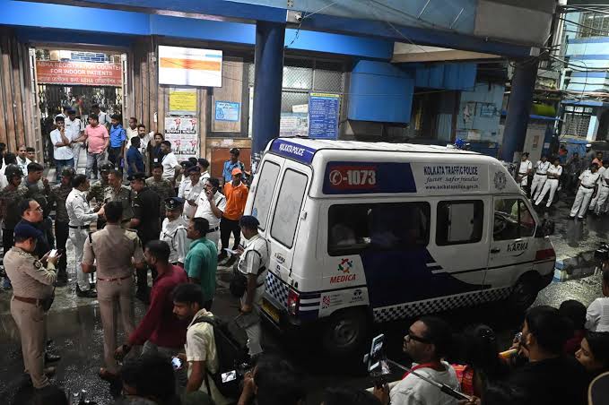 कोलकाताको दुर्गा पण्डालमा भागदौड, २ बालबालिकासहित १९ जनाको मृत्यु