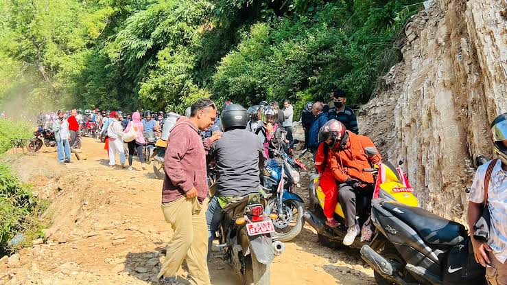 मलेखुको झोलुङ्गे पुलमा मोटरसाइकलको चाप, पैदलयात्रुलाई सास्ती
