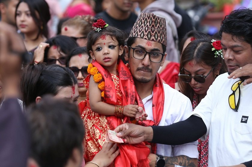 पाटनको मूल चोकमा जीवित देवी यल कुमारीबाट सर्वसाधारणलाई टीका प्रदान