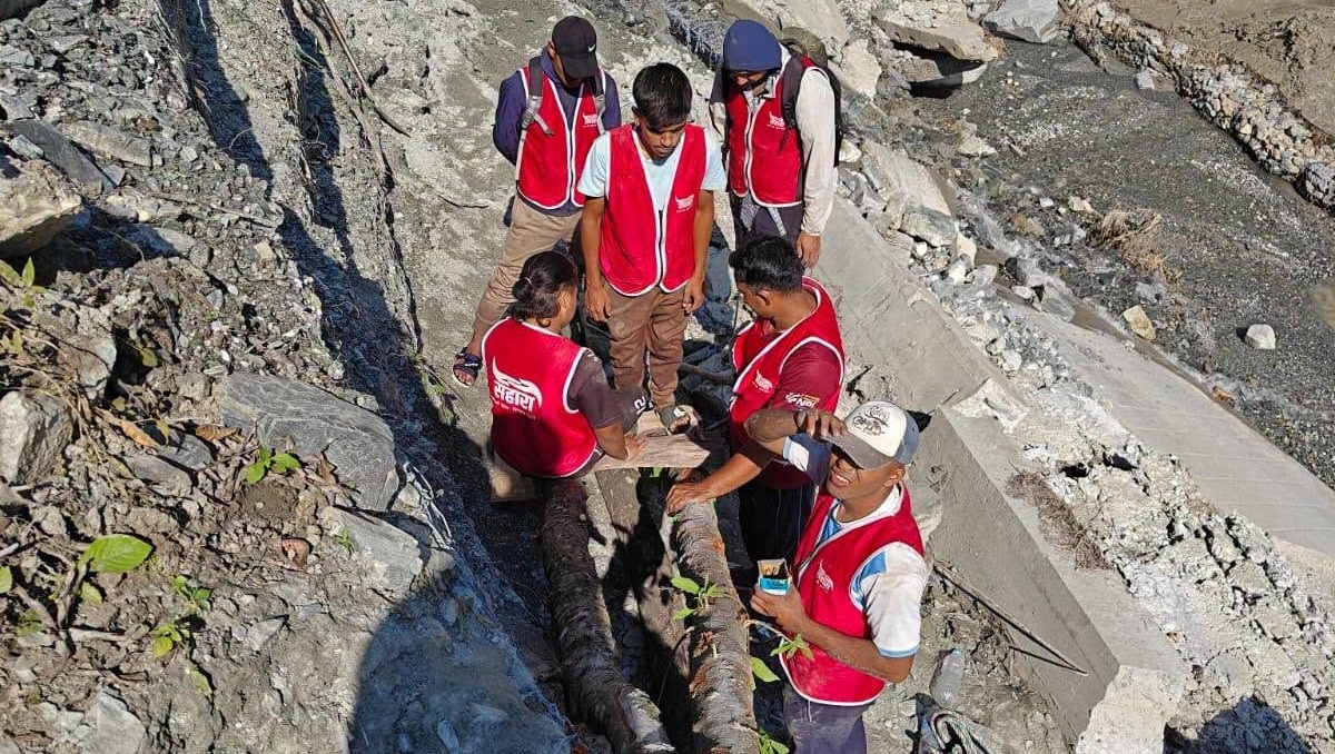 पहिरोग्रस्त बेनी-जोमसोम सडकमा झर्याङ र डोरी टाँग्दै युवा टोली