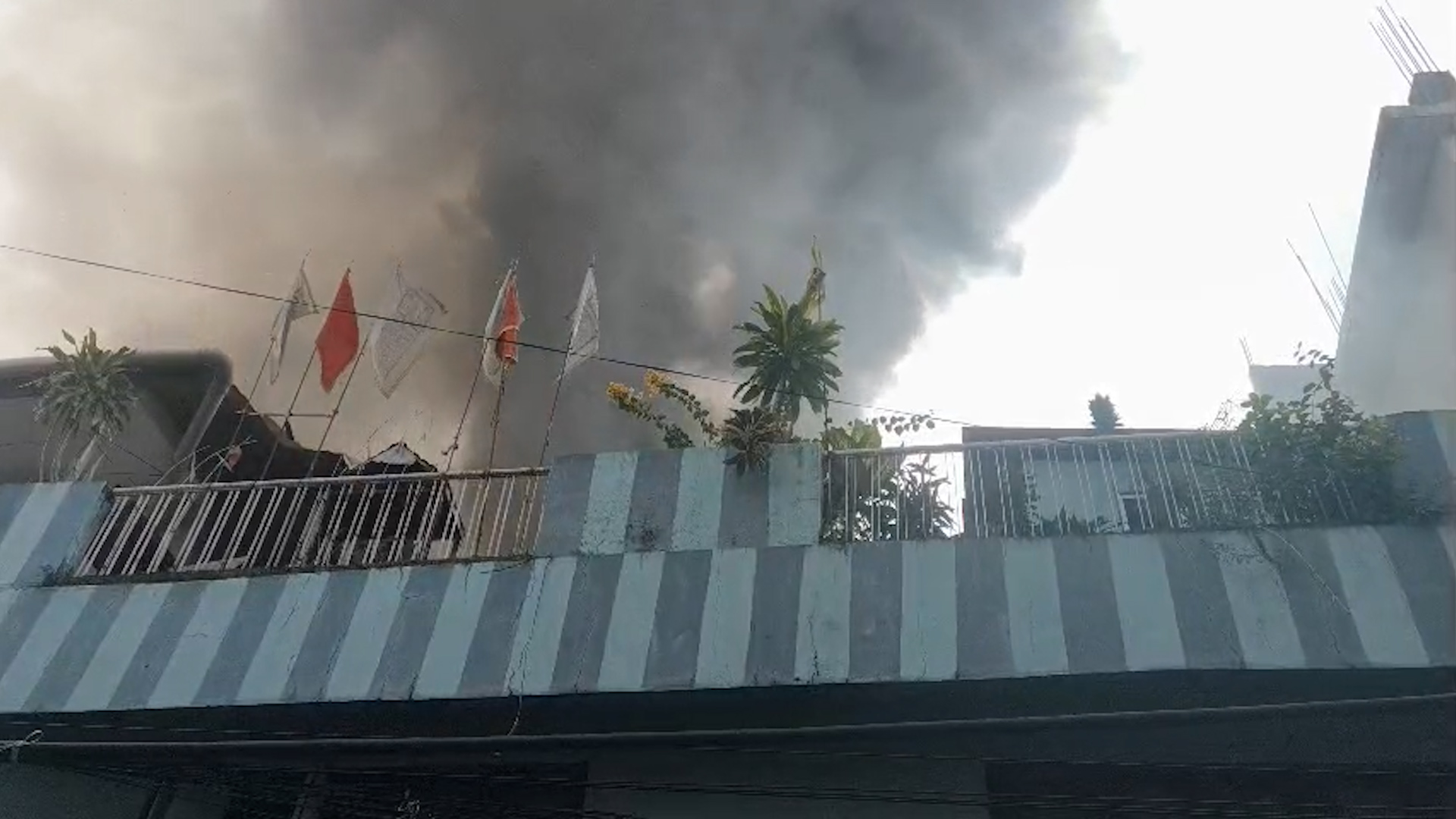 बिर्तामोडमा फर्निचर उद्योगबाट आगलागी, पाँच घरमा क्षति