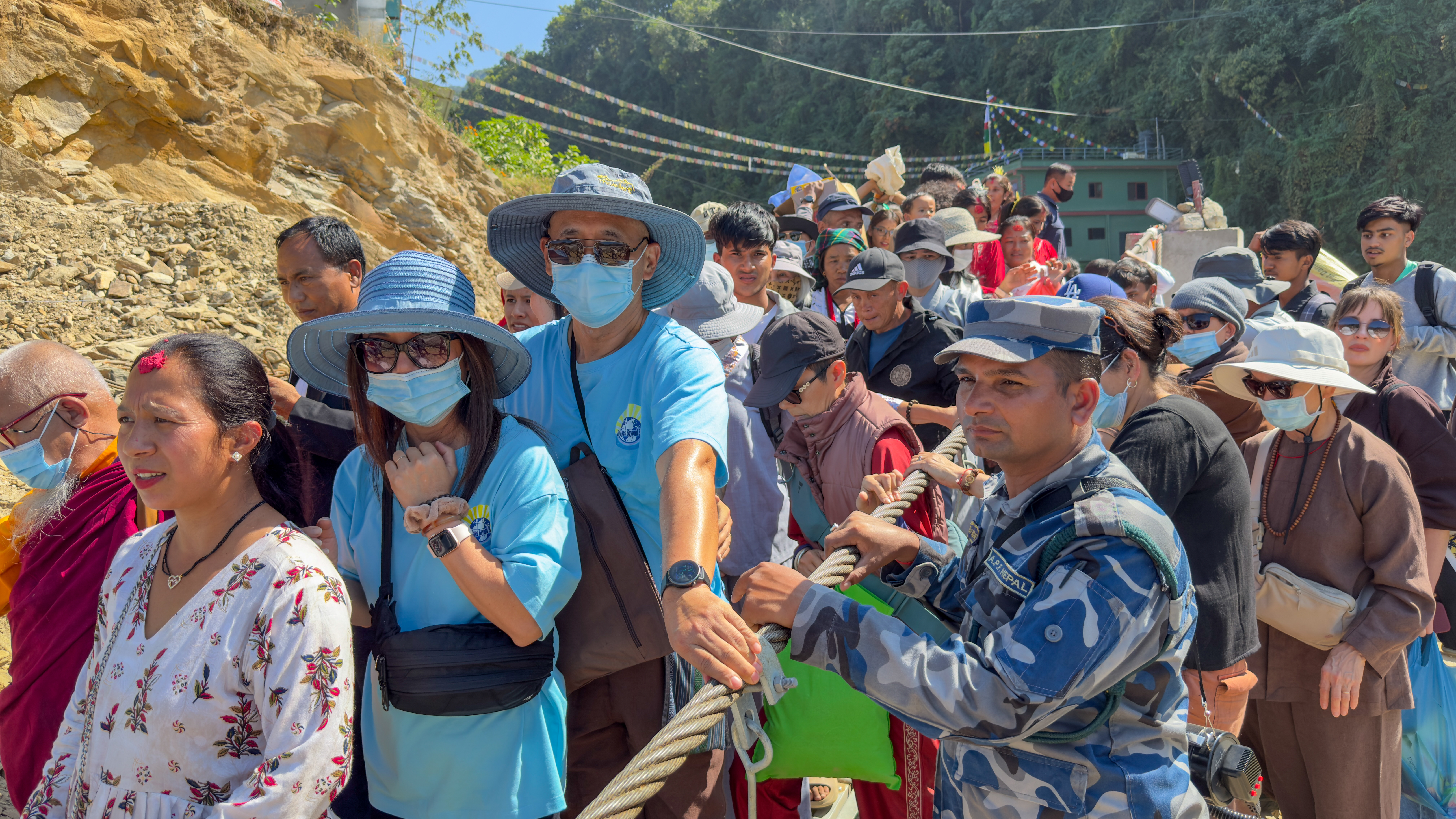 नुवाकोटको ढुंगे झोलुंगे पुलमा उच्च जोखिम र तर्नै सकस (फोटोफिचर)