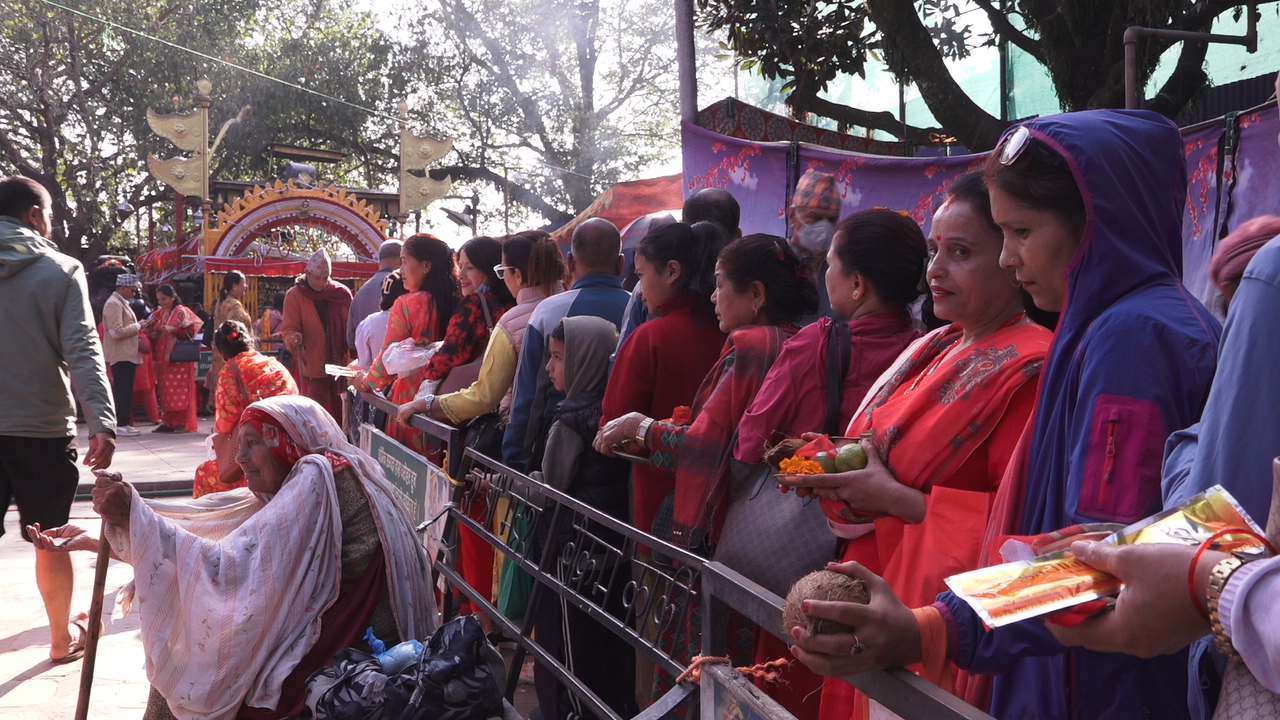 भद्रकाली दर्शनमा पुगेका भक्तजनहरू भन्छन्: परिवारको सुख र देशमा शान्तिको कामना गरेका छौं
