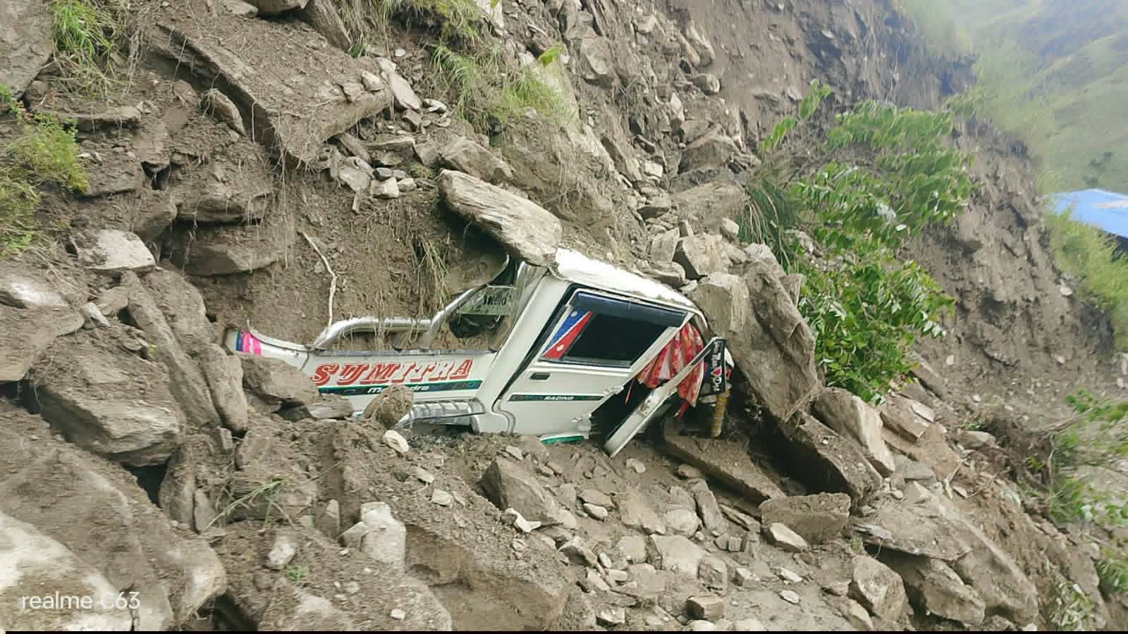 मुगुमा पहिरोले बोलेरो जिप पुरियो, मानवीय क्षति हुनबाट जोगियो