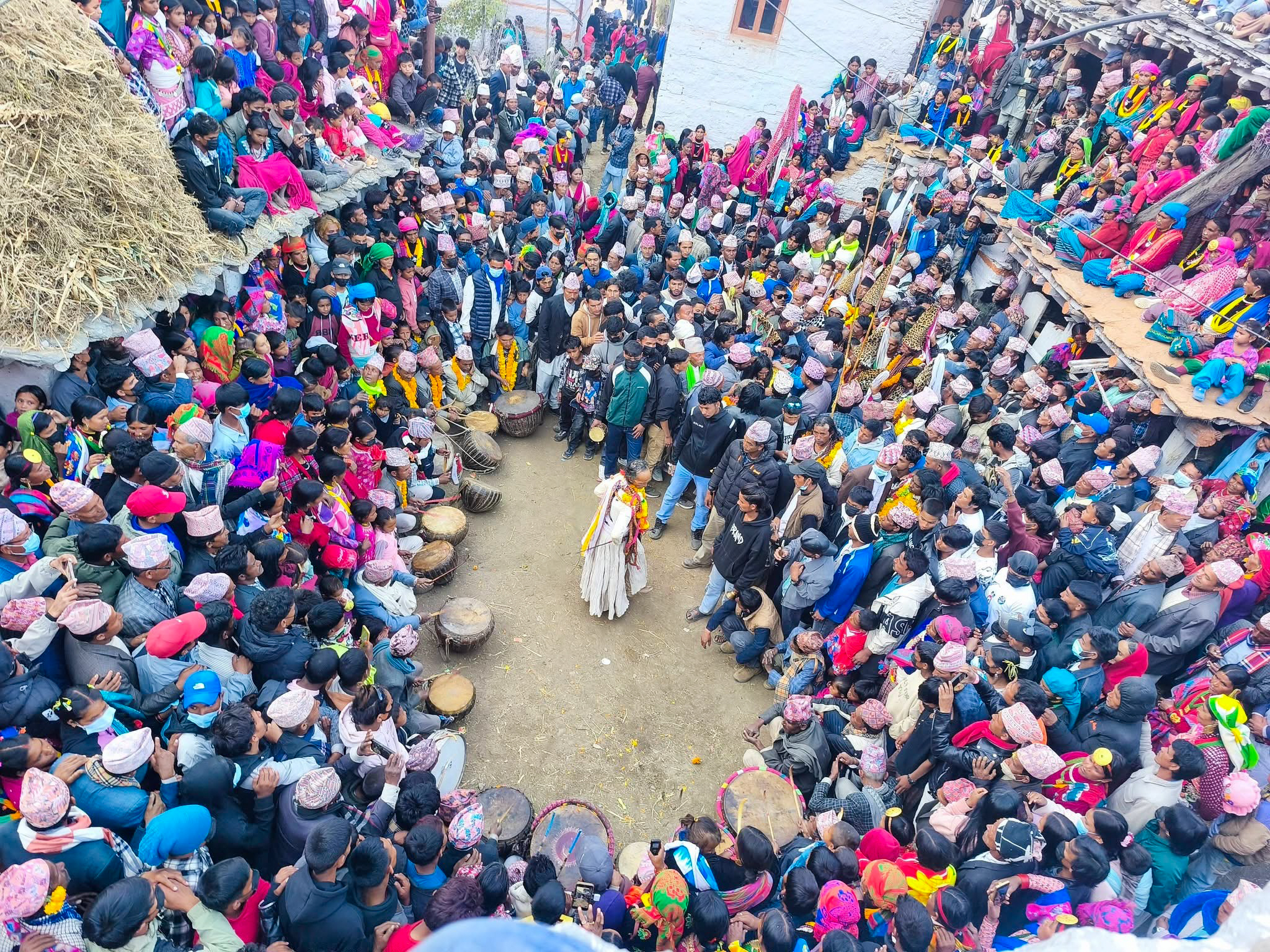 फलामको डण्डा भाँचेर शक्ति प्रदर्शन गर्दै धामीहरु
